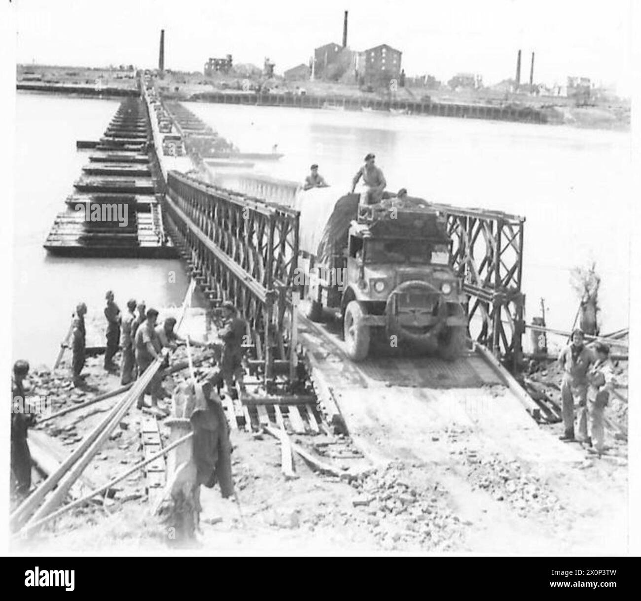 8. ARMEE: PONTON BAILEY ÜBER DEM Po - Ein Truck kommt von der Brücke an der N. Bank. Fotografisches negativ, britische Armee Stockfoto