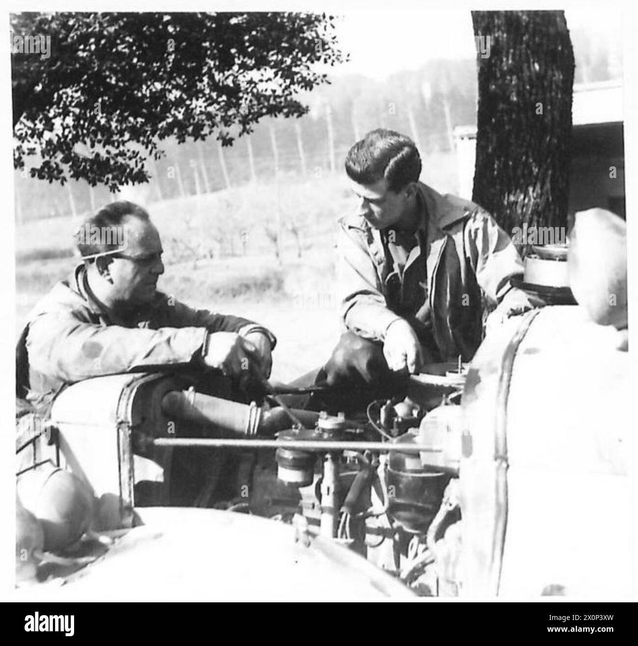 Sgt. W.H. Wadsworth vom Royal Army Service Corps leitet Gardner Moon vom American Field Service bei der 8. Armee. Stockfoto