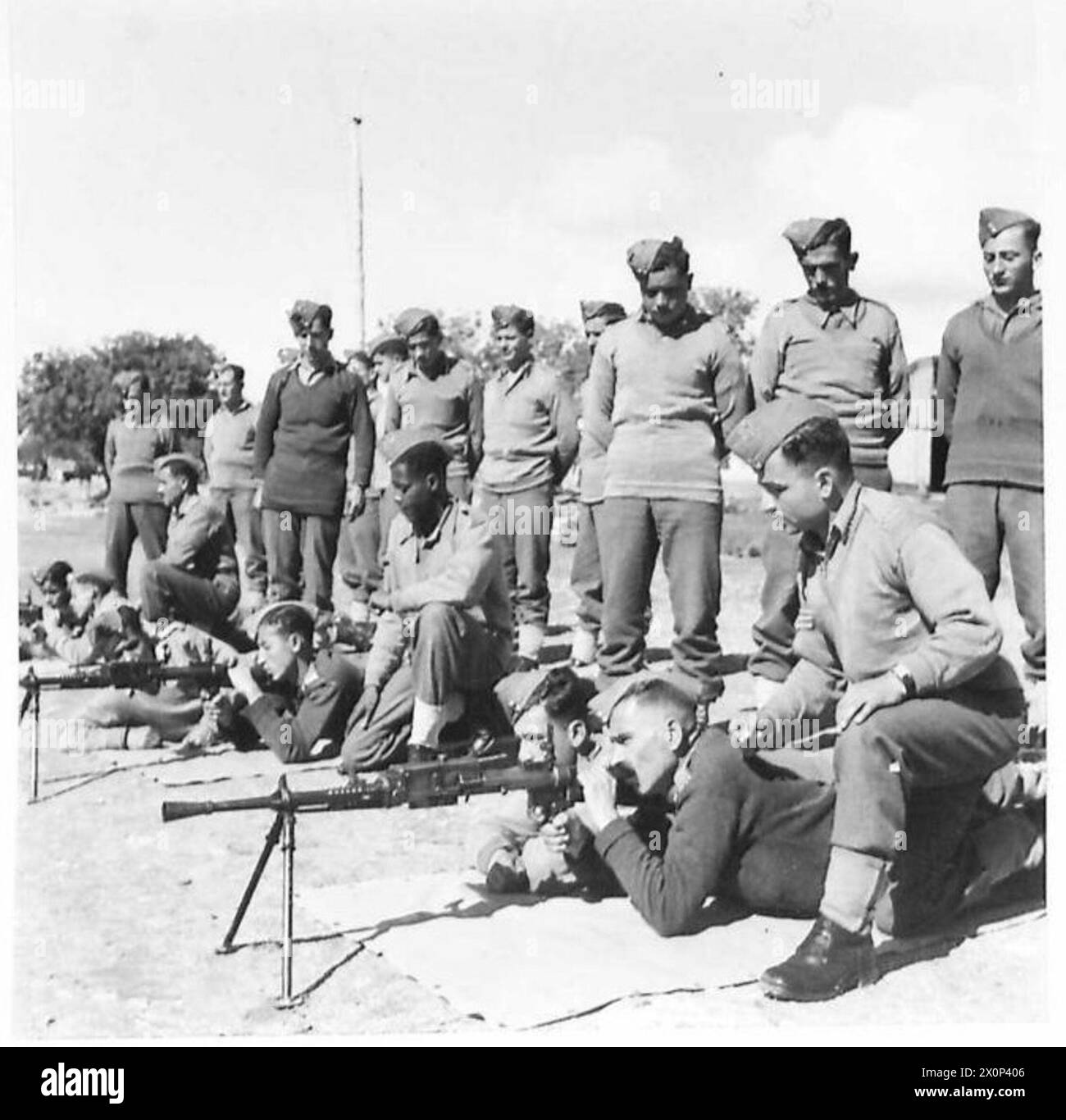 ZYPRIOTISCHE TRUPPEN IM TRAINING - Maschinengewehrunterweisung fotografisches negativ, britische Armee Stockfoto