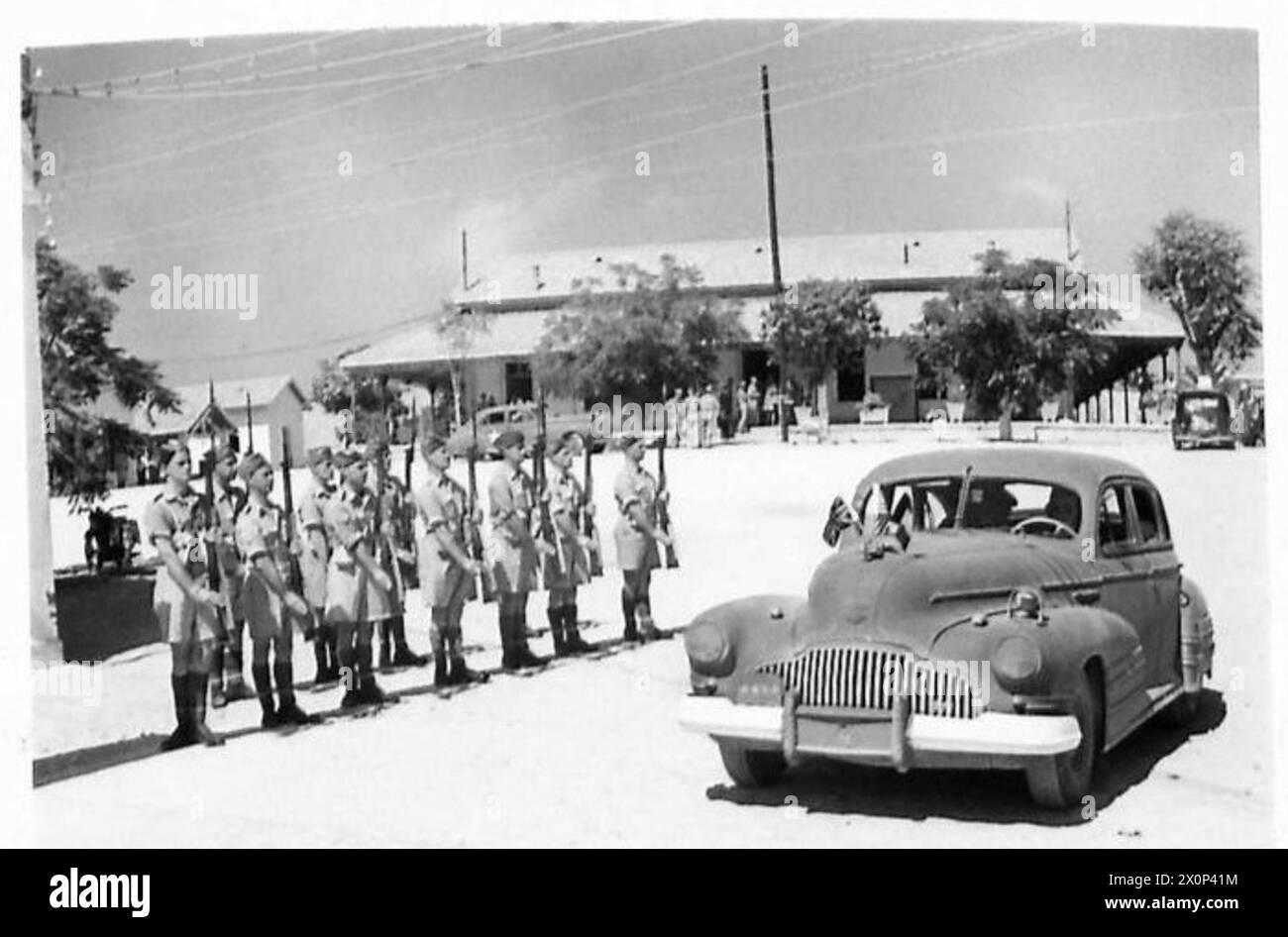 ALLIIERTER STAB CHIES CONFER - Männer der 14. BN. Sherwood Foresters präsentiert Waffen, als General Eisenhowers Wagen die Caserne Philbert verlässt. Es wird aufgefallen sein, dass das Auto des Generals die Fahnen Großbritanniens, der USA und Frankreichs trägt. Fotografisches negativ, britische Armee Stockfoto