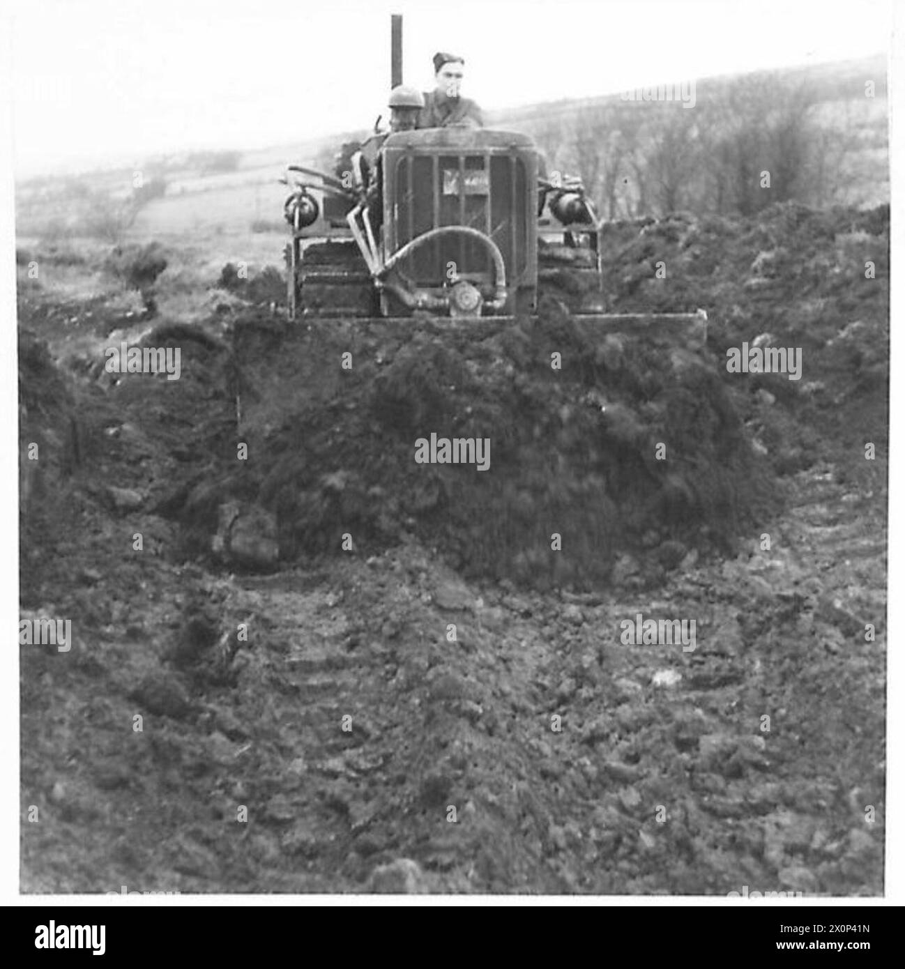 STEINBRUCHARBEITEN - ein amerikanischer Bulldozer, der die Erde von der Spitze des Felsens entfernt. Fotografisches negativ, britische Armee Stockfoto