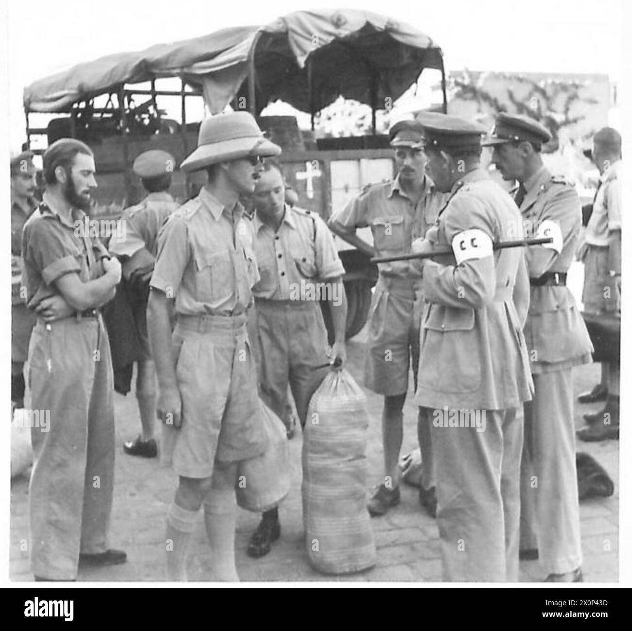 Major General Chrystal spricht mit britischen Offizieren in Beirut. Fotografisches negativ, britische Armee. Stockfoto