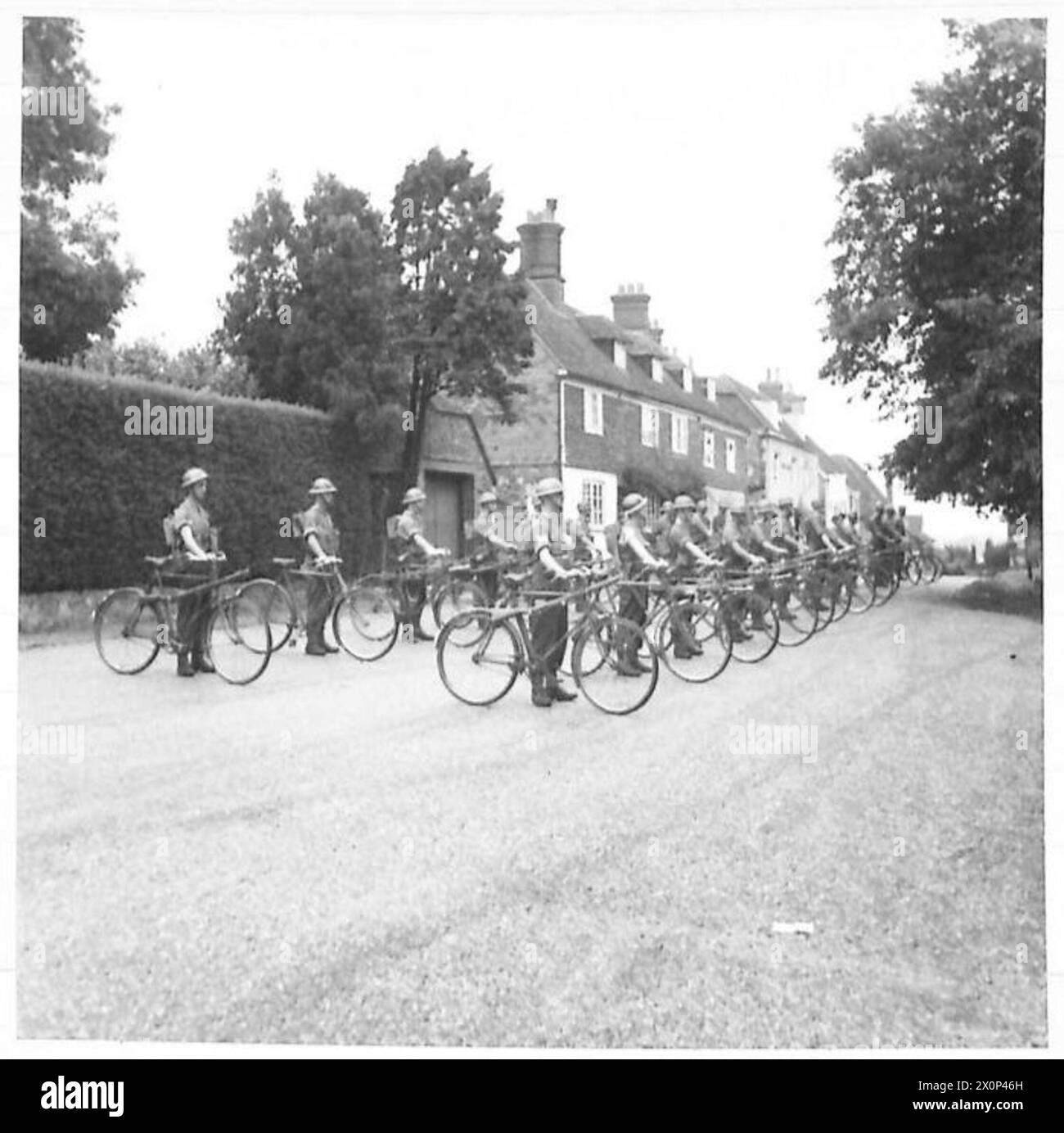 Ein Zug von Soldaten der britischen Armee auf Fahrrädern pariert vor der Abfahrt zusammen und demonstriert militärische Radsporteinheiten und Formationen. Stockfoto
