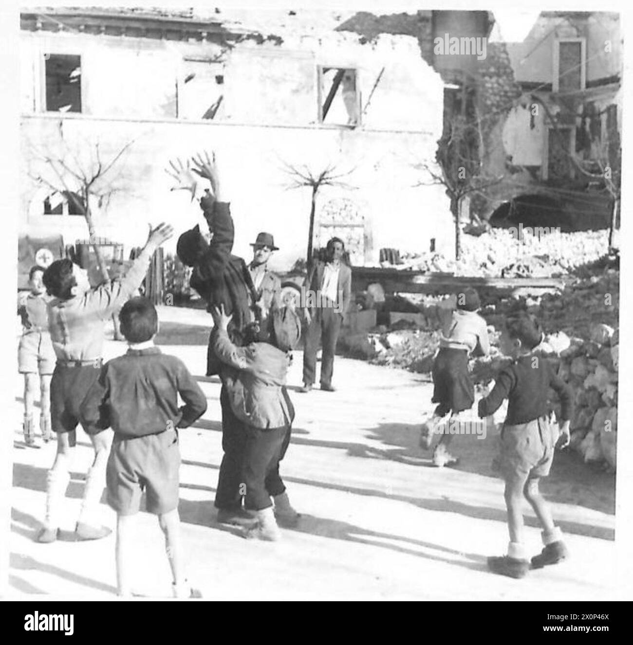 Polnische Truppen wurden durch eine Brigade der Brigade der Brigade in einer italienischen Frontstadt ersetzt. Propagandaflätter in polnischer Sprache wurden in die Stadt geworfen, und italienische Zivilisten werden gesehen, wie sie sie sammeln. Fotografische Aufzeichnungen stammen von der britischen Armee. Stockfoto