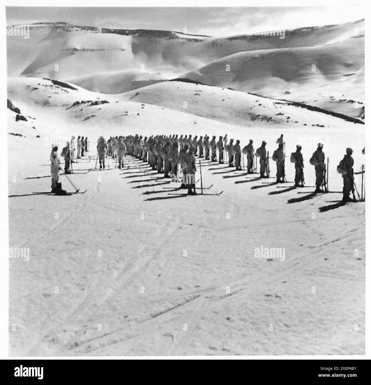 Truppen, die an einer Parade auf Skiern während der Skitraining-Übungen teilnehmen. Fotografisches negativ, britische Armee. Stockfoto