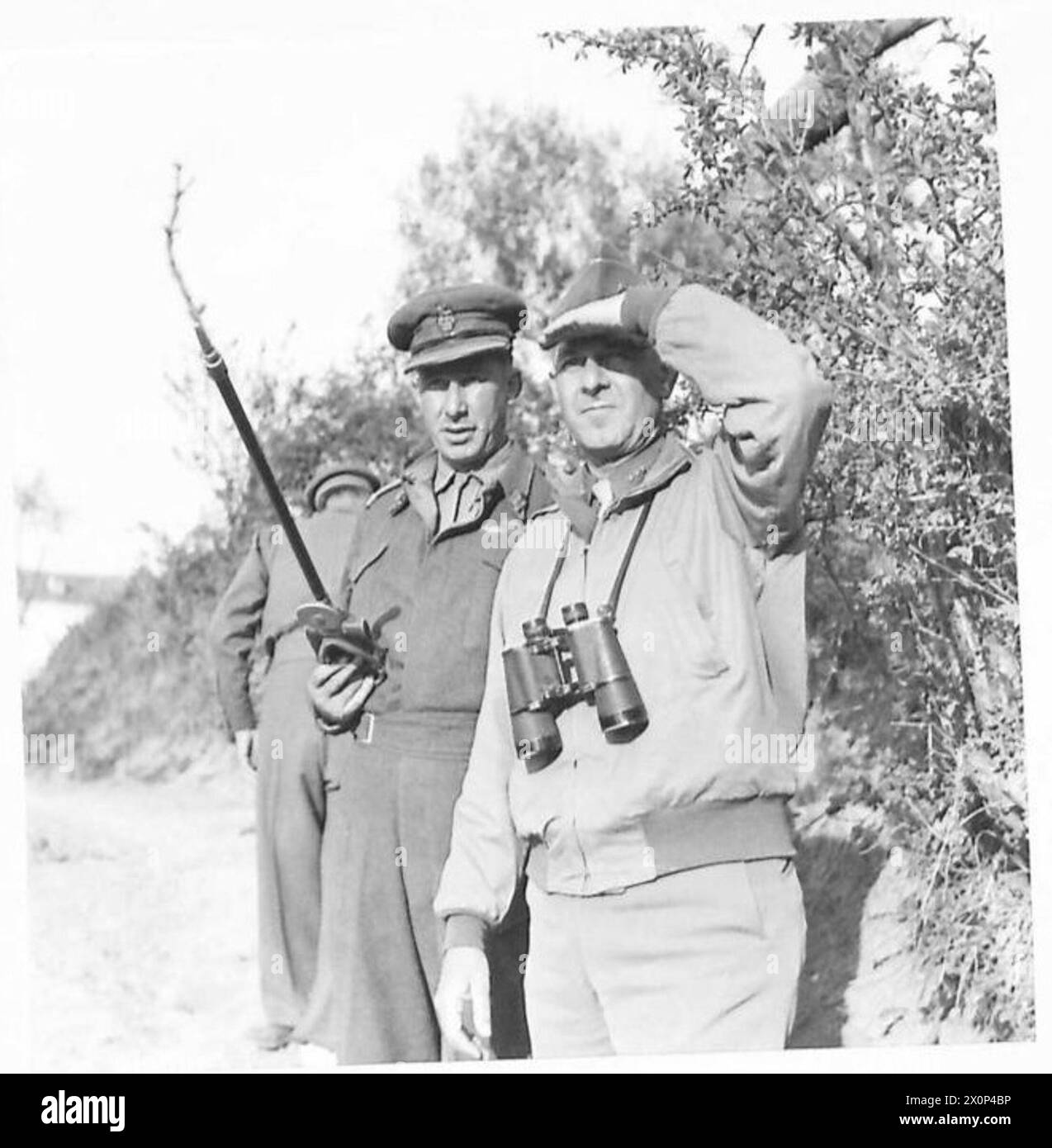 General Devers inspiziert die Ostitalienische Front, während Brigadier Lovett Orsogna und die umliegenden feindlichen Positionen identifiziert. Stockfoto