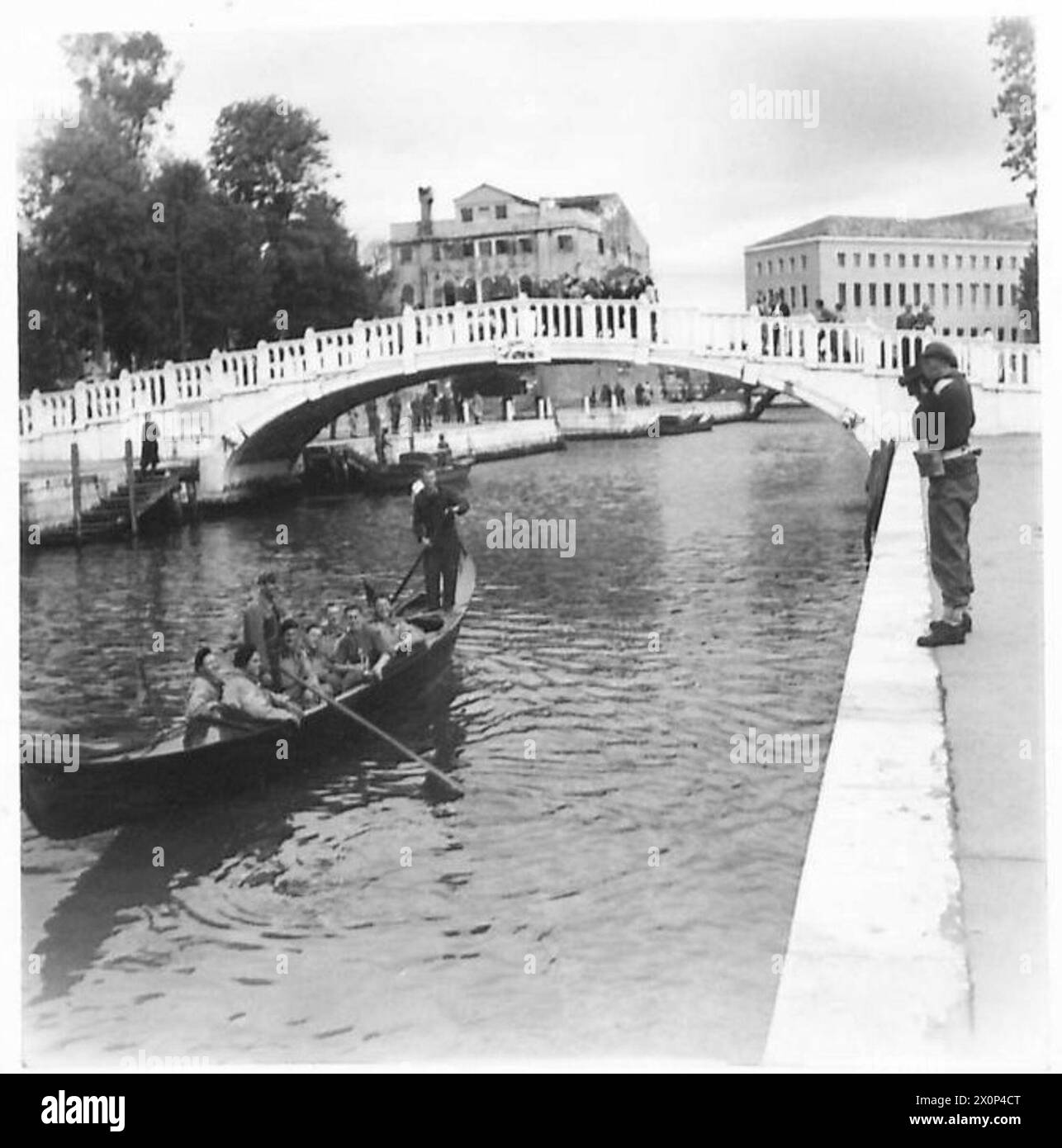 ACHTE ARMEE GEHT IN VENEDIG EIN - Panzerbesatzungen der 8. Armee machen einen Ausflug in einem Gondelfoto-negativ, British Army Stockfoto