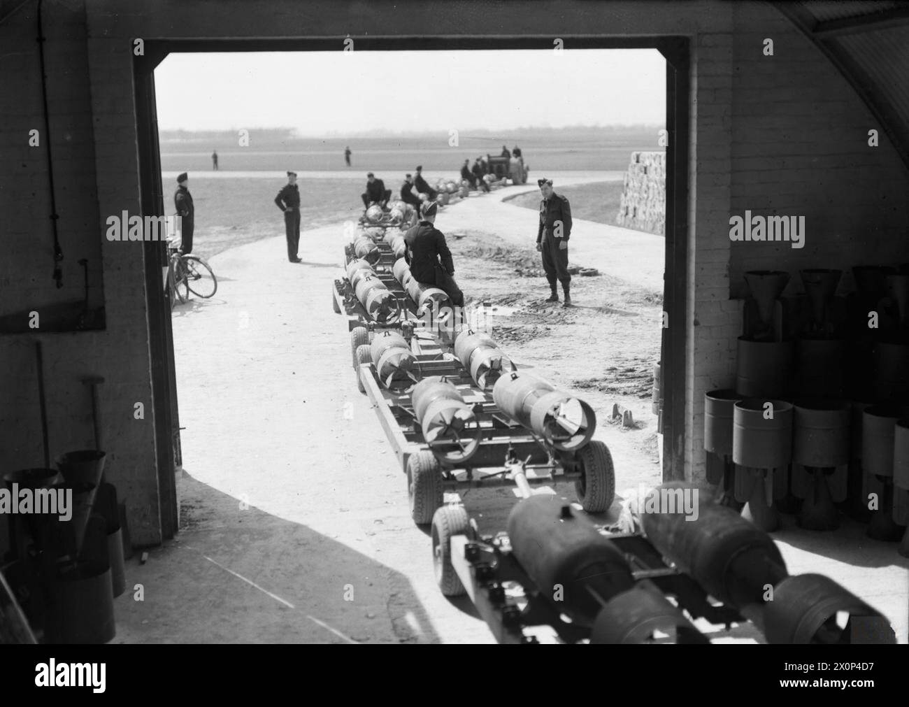 ROYAL AIR FORCE: 2. TAKTISCHE LUFTWAFFE, 1943-1945. - Ein Bombenzug verlässt den Kampfmittelladen in Dunsfold, Surrey, um in Nordamerika Mitchells der No. 2 Group für einen Angriff auf Flugbombenanlagen in Nordfrankreich zu verladen, ('Noball') Royal Air Force, 2 Group, Royal Air Force, Maintenance Unit, 201 Stockfoto