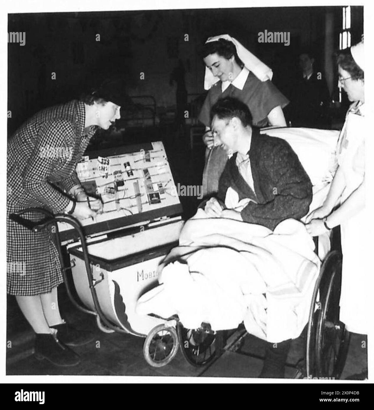 Mrs. Gordon Johnson betreibt von einem Kinderwagen aus ein mobiles Geschäft und verkauft Komfortartikel an Patienten in einem nordirischen Krankenhaus in Stranmills. Stockfoto