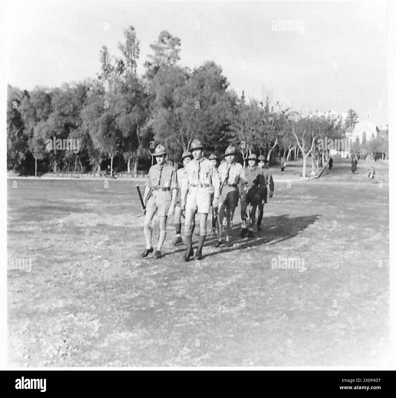 Griechische Pfadfinder laufen in einem Park in Athen und setzen die von Lord Baden-Powell eingerichteten Pfadfinderaktivitäten fort. Stockfoto