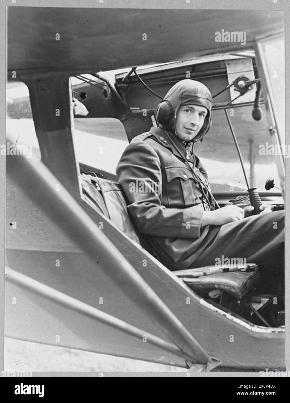 Zweisitzige Taylorcraft-Leichtflugzeuge werden für die Ausbildung von Piloten der britischen Armee eingesetzt, wobei die Sitzplätze nebeneinander angeordnet sind. Fotografisches negativ, Royal Air Force. Stockfoto