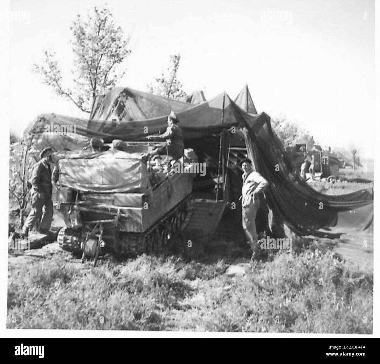 ACHTE ARMEE: FANTAILS BEREITEN SICH AUF DIE LANDUNG VOR - Ein "Weasel" wird an Bord des "Fantail" fotografischen negativ, British Army, gefahren Stockfoto