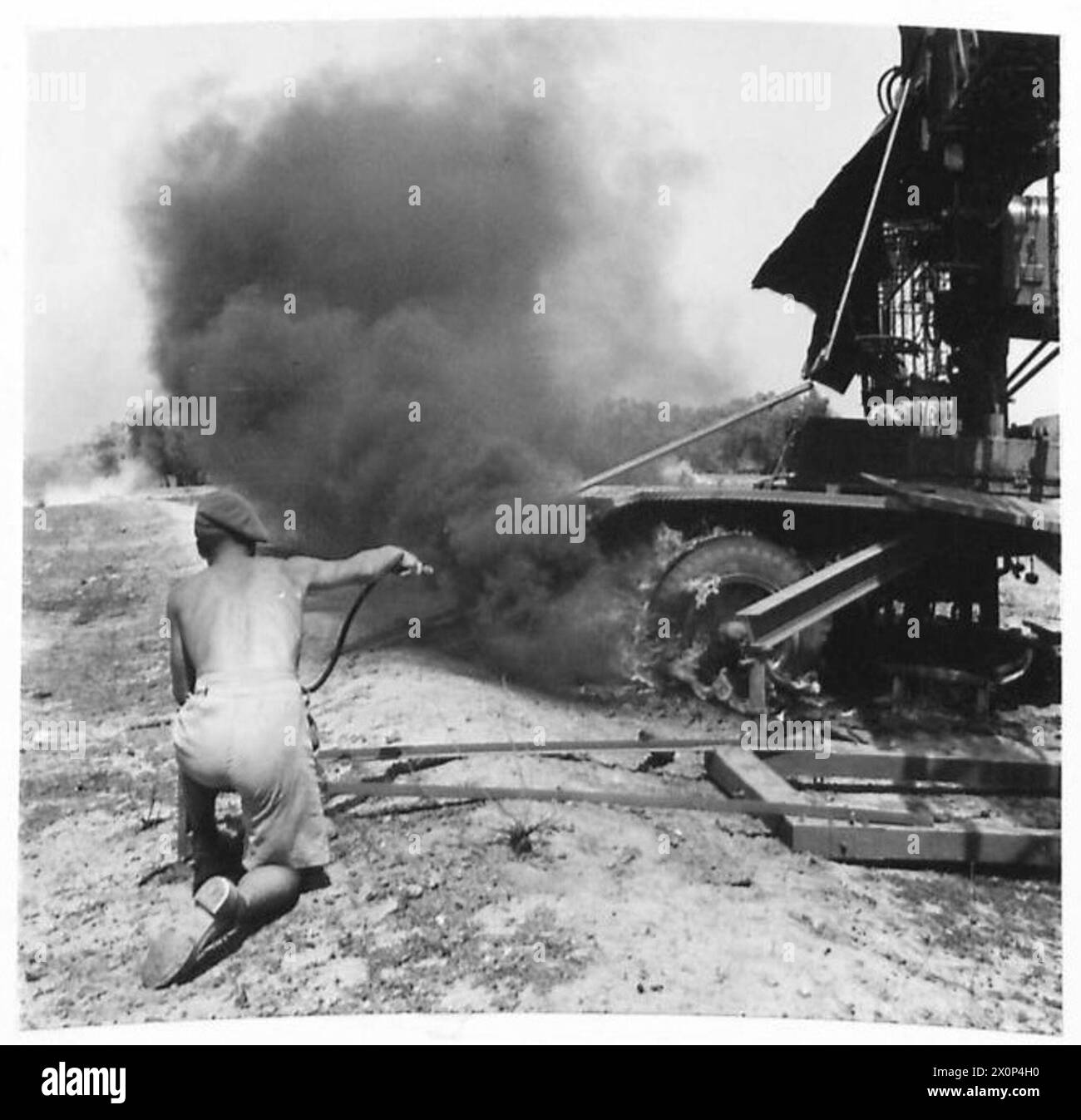 Ein Feuerwehrmann kümmert sich während einer Übung der Luftlandedivision um einen Brand auf einem Munitionslager. Stockfoto