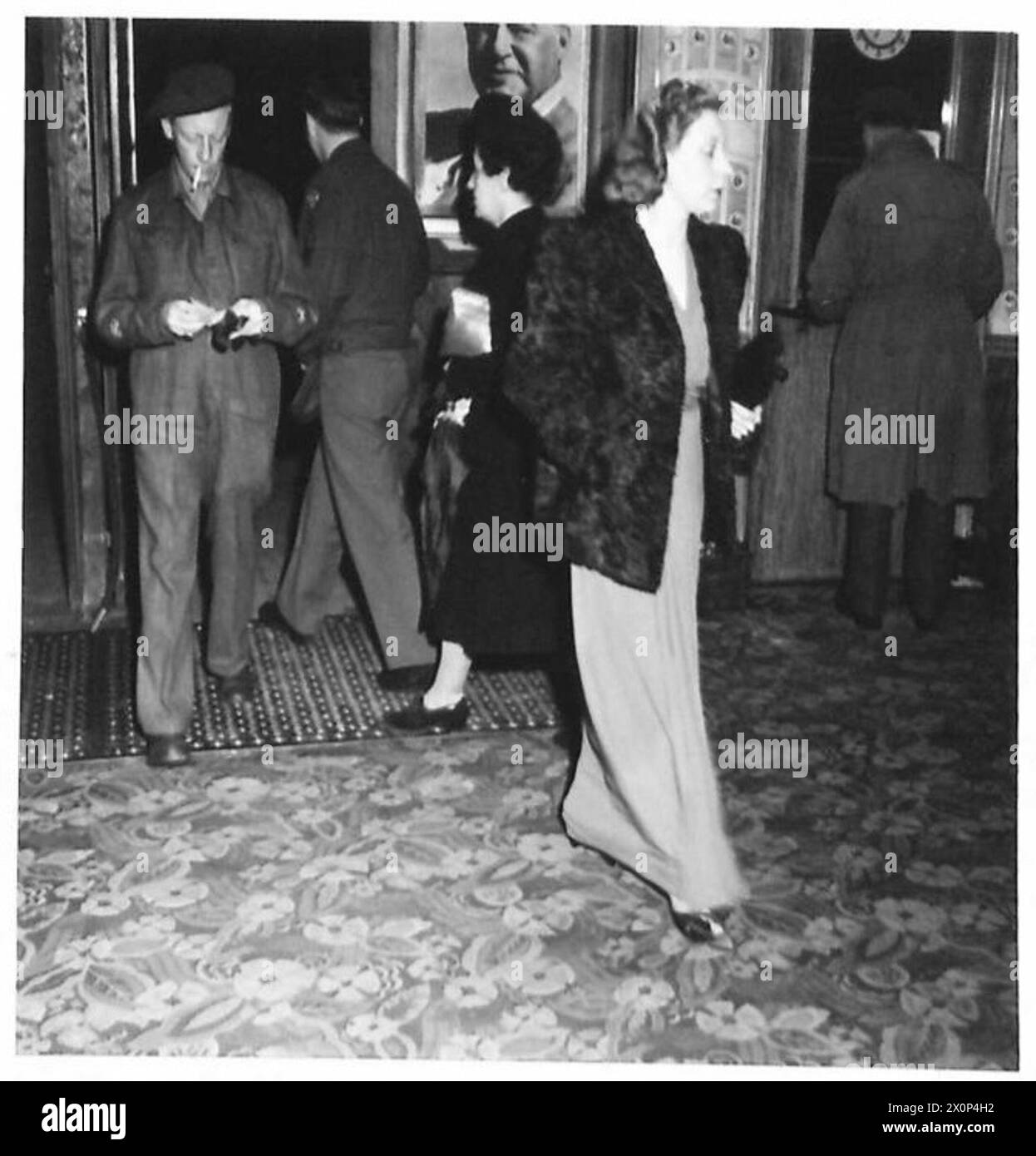 W.O. Alan Rawsthorne, Komponist der Musik, kommt mit Mrs. Rawsthorne zur ersten Nacht von 'Burma Victory' im Warner Theatre, London. Fotografisches negativ, britische Armee. Stockfoto