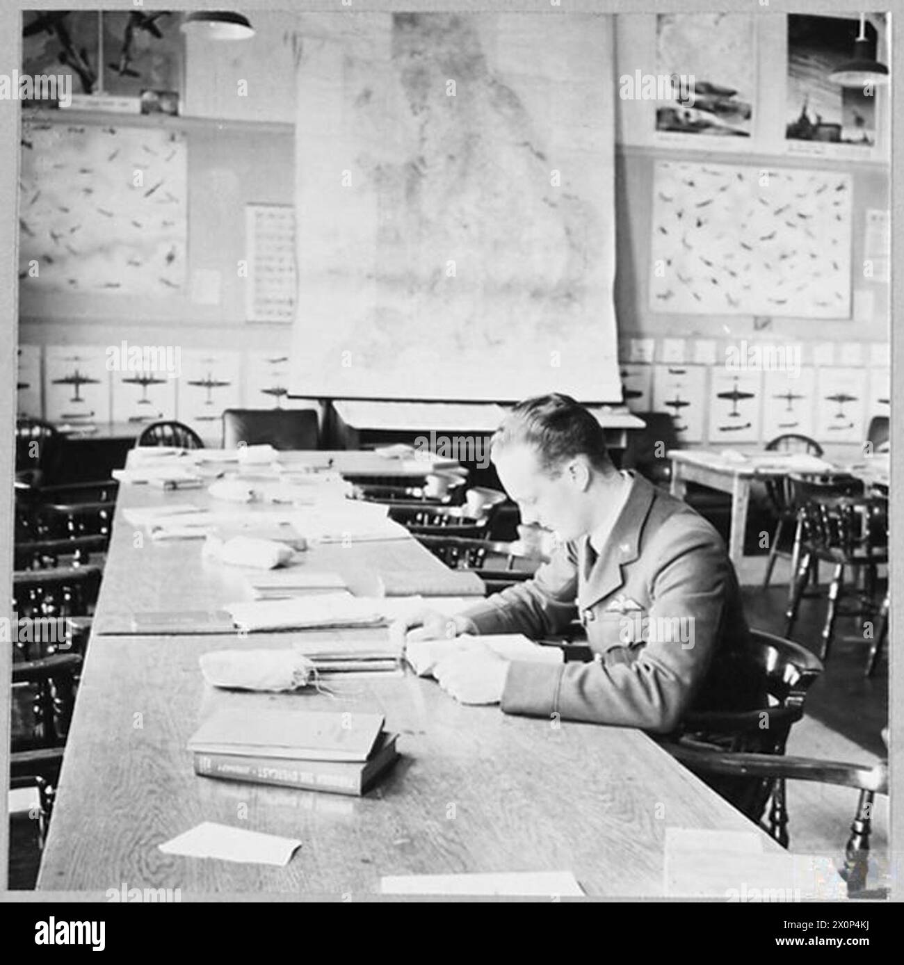 Ein ausgebildeter RAF-Kampfflugpilot absolviert eine Fortbildung in einer operativen Trainingseinheit und bereitet sich auf den Einsatz in einer Frontlinie im Jahr 1942 vor. Stockfoto
