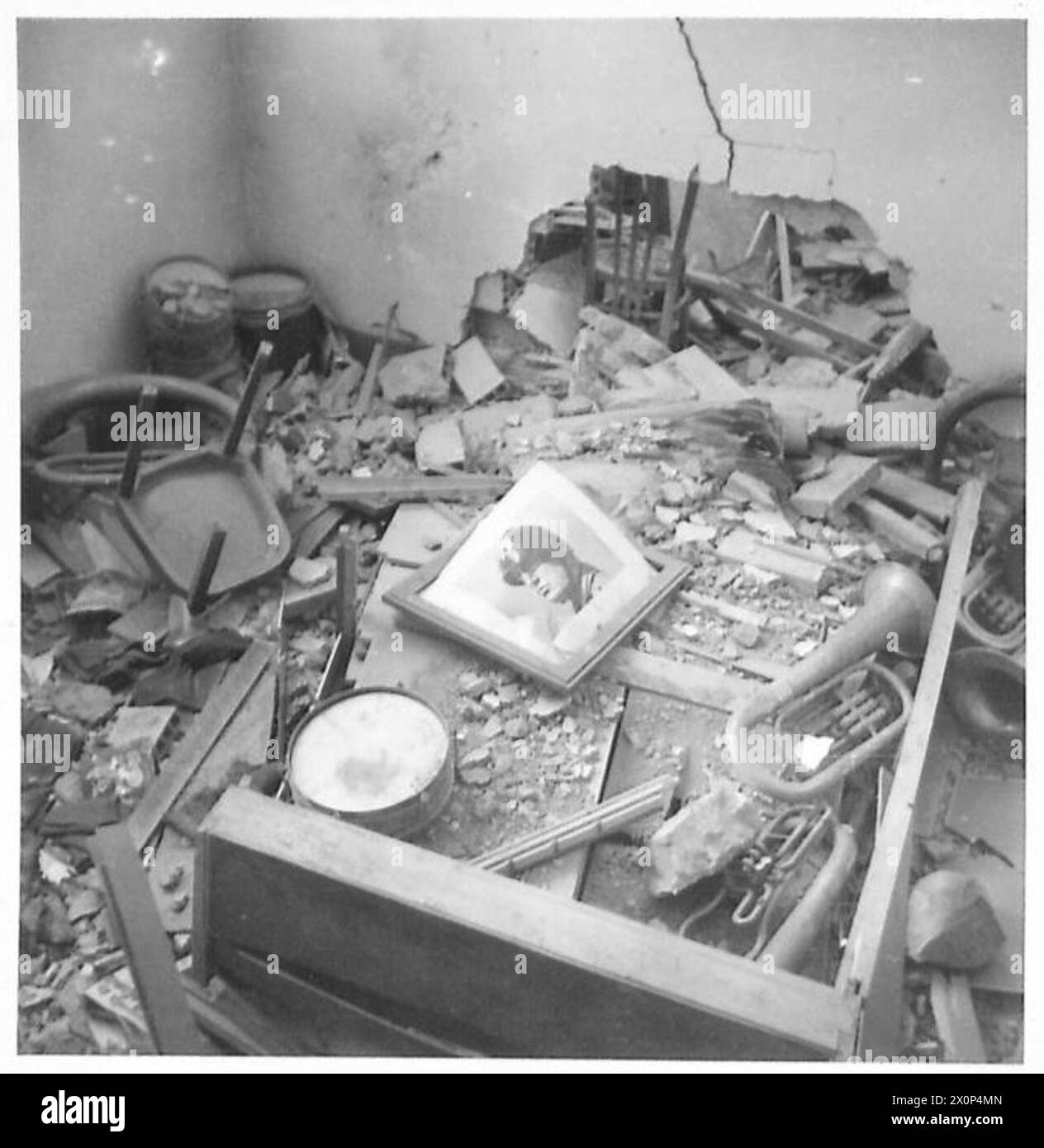 Im Brückenkopf von Anzio befinden sich die Ruinen des Sammlungszentrums mit den Überresten einer faschistischen Blaskapelle und dem Porträt ihres gefallenen Anführers während der Operationen der Fünften Armee in Italien. Stockfoto