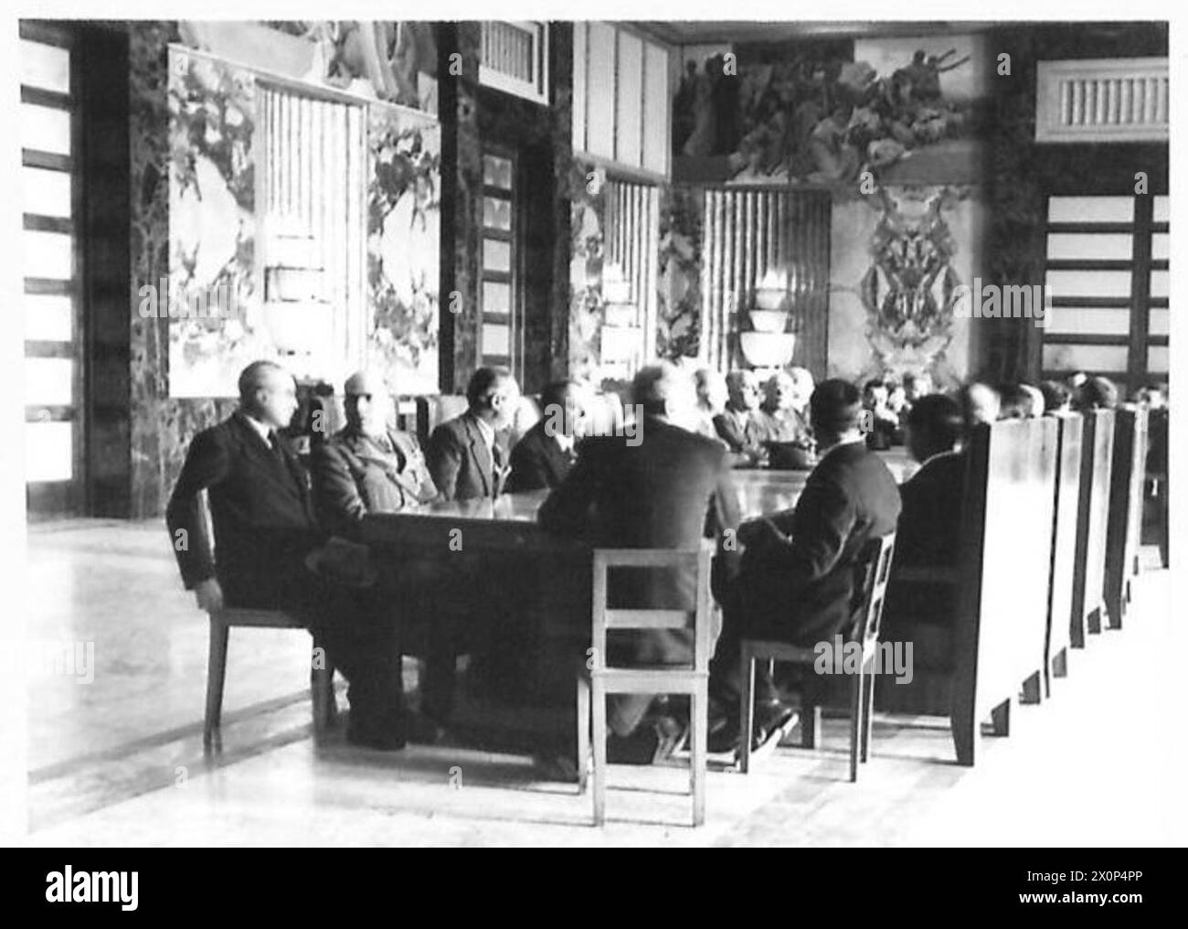 Antifaschistische Mitglieder schließen sich Badoglio bei der ersten Sitzung seines neuen italienischen Kabinetts im Konferenzraum des Palazzo Communale in Salerno an. Stockfoto