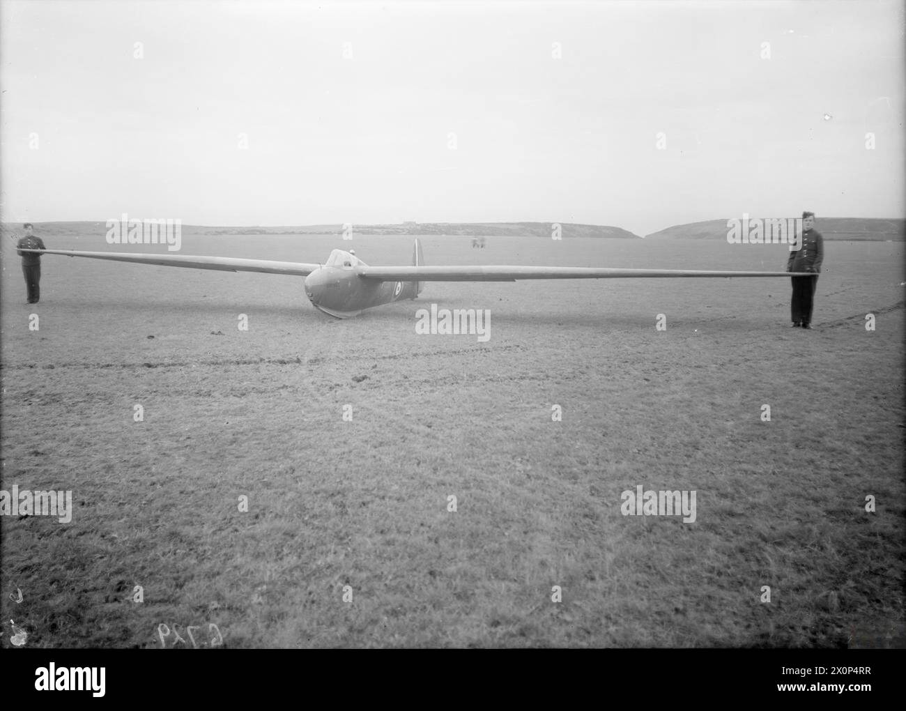 Zwei Kadetten des Air Training Corps stabilisieren die Flügel eines Viking I Segelflugzeugs, während sie den enginlosen Flug auf dem RNAS St Merryn, Cornwall, 1941–1945 erlernen. HMS Vulture diente als Elterneinheit. Stockfoto