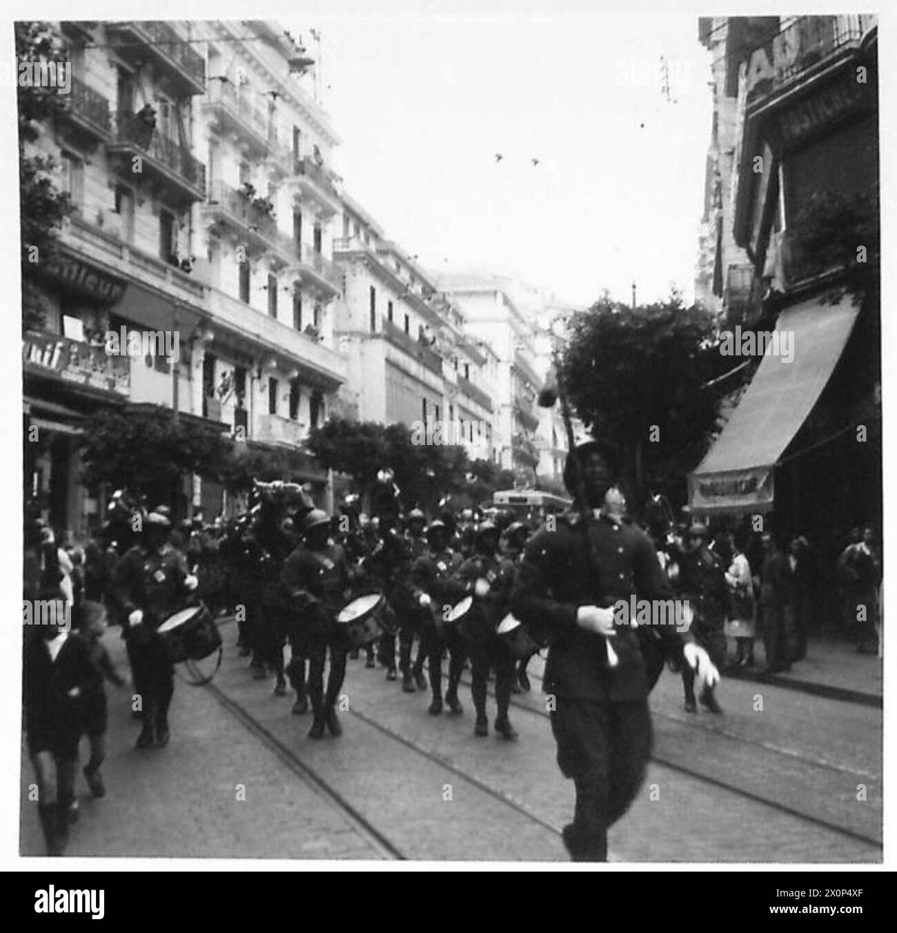 DIE OPERATION FACKEL, NOVEMBER 1942: Französische Kolonialeinheiten marschieren durch die Straßen von Algier, 16. November 1942 Stockfoto