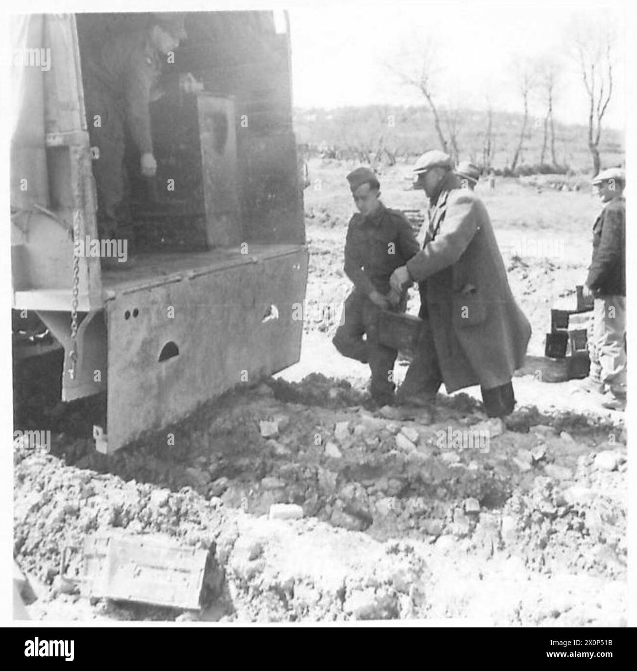 8. ARMEE: PSYCHOLOGISCHE KRIEGSFÜHRUNG - Panzer werden von zivilen Arbeitskräften in einen LKW geladen. Fotografisches negativ, britische Armee Stockfoto