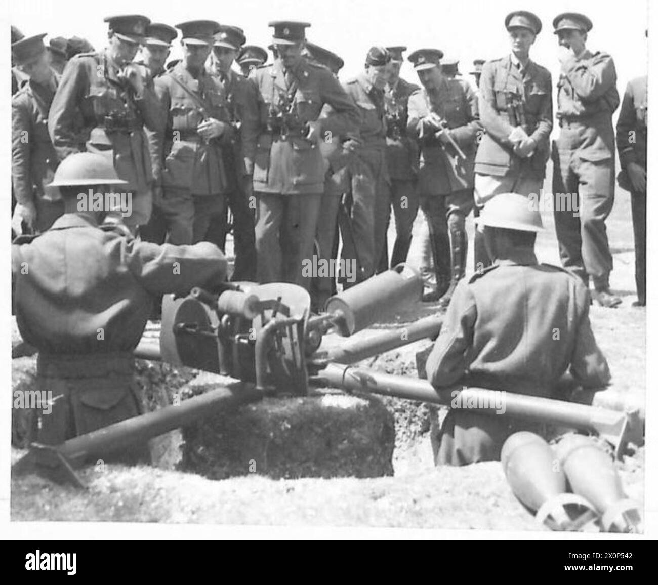 DER OBERBEFEHLSHABER BEI DER DEMONSTRATION - General Sir Alan Brooke (zeigt mit Stock) untersucht einen Panzerabwehrbombenwerfer. Fotografisches negativ, britische Armee Stockfoto