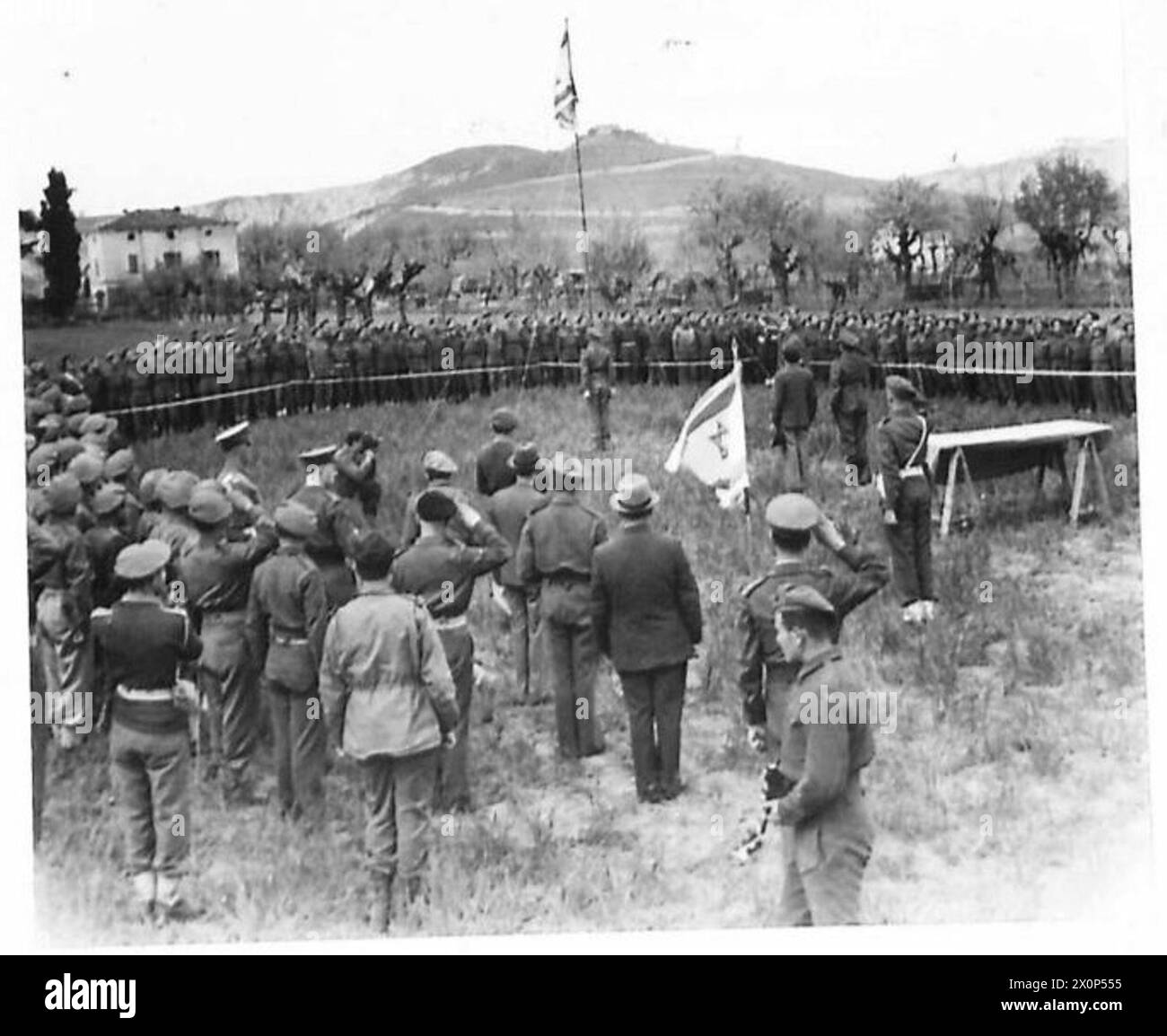 ITALIEN: FLAGGE DER JÜDISCHEN BRIGADE PRÄSENTIERT - Allgemeine Ansicht der Parade, während die Flagge aufgerollt wird. Fotografisches negativ, britische Armee Stockfoto