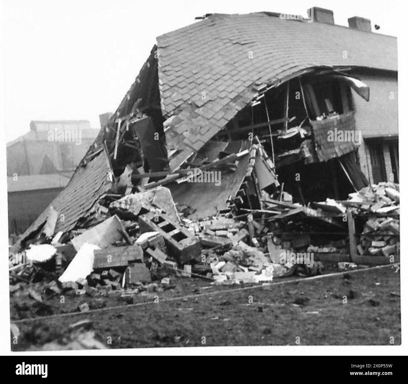Das Foto zeigt ein Haus in Belfast, das durch Bombenangriffe beschädigt wurde. Strukturelle Zerstörungen sind sichtbar und zeigen die Auswirkungen auf Wohngebäude. Image ist Teil des Archivs der British Army. Stockfoto