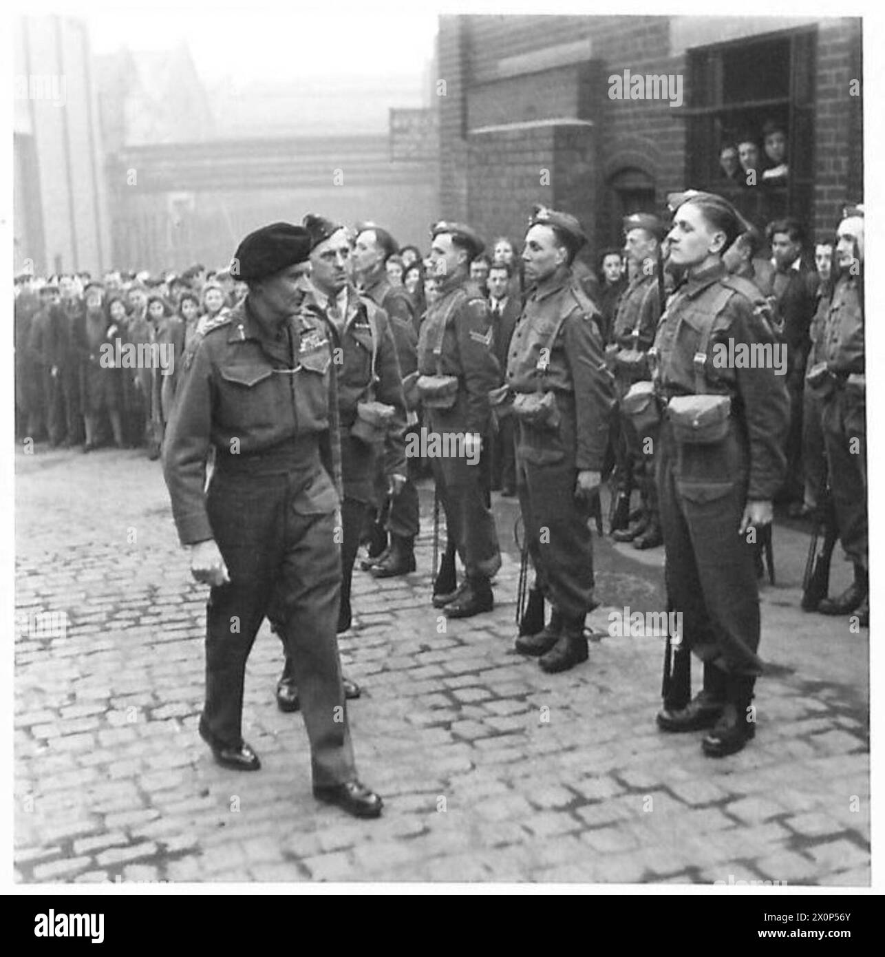 General Montgomery inspiziert die Ehrenwache der South Staffordshire Home Guard bei Birmingham Railway Carriage & Wagon Works. Fotografisches negativ, britische Armee. Stockfoto