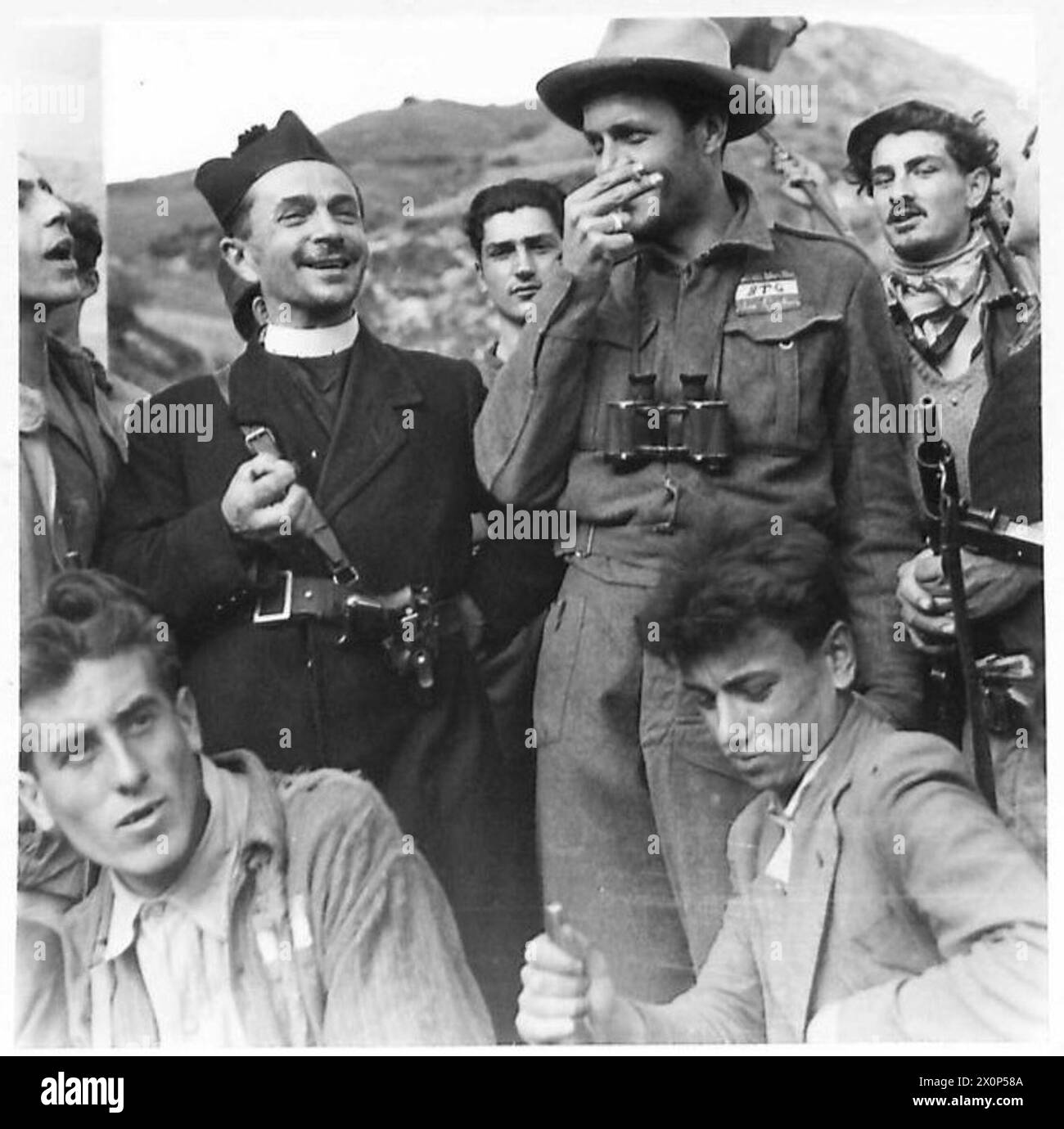 Eine Gruppe von Partisanen wird mit Don Luigi Piazza, Priester von San Valentino und Anführer Romeo Corbari während der Kriegsoperationen abgebildet. Stockfoto