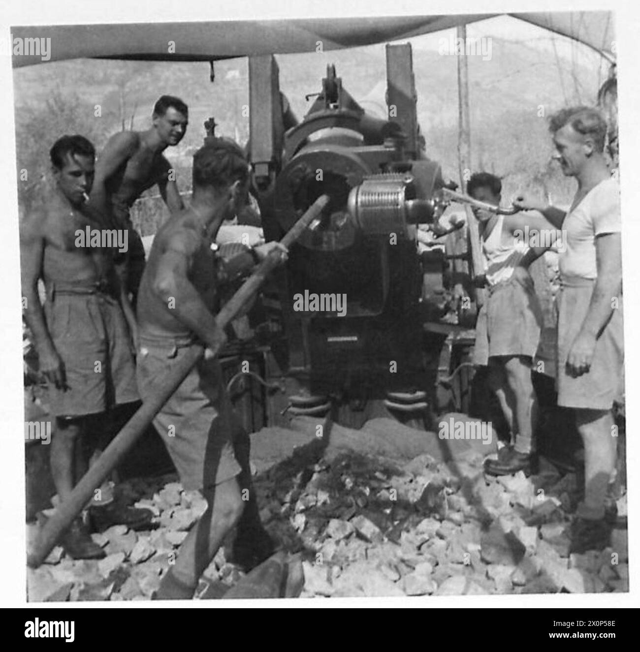 Schützen der Achten Armee in Italien reinigen und pflegen die Versiegelung einer 155-mm-Artillerie. Stockfoto