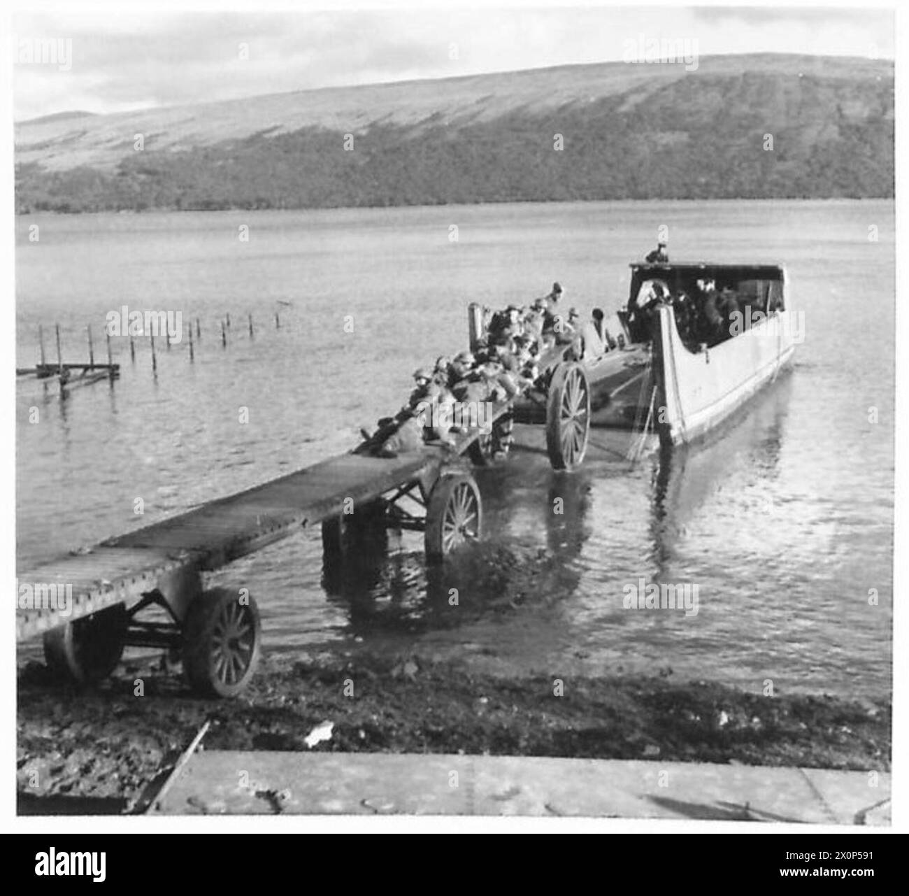 Während der letzten Phase des Starts wird ein 60-Fuß-Pier auf Rädern gezeigt. Stockfoto
