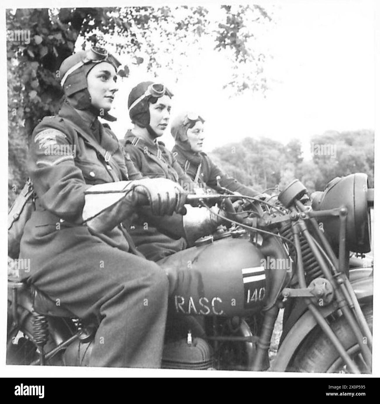 FRAUEN NEHMEN MÄNNERJOBS AN – drei geschäftsähnliche „Don RS“. Fotografisches negativ, britische Armee Stockfoto