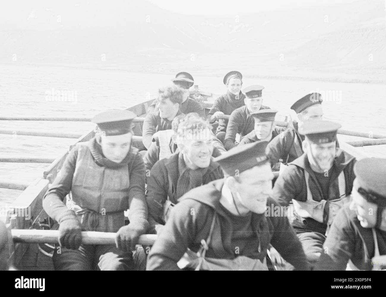 Im Mai 1941 behielten vier Seeleute, die nur Feindseligkeiten hatten, an Bord der HMS Suffolk einen isolierten Aussichtsposten im Nordwesten Islands, 40 Meilen von der nächsten Siedlung entfernt, und beobachteten feindliche Schiffe, während die Cutter-Crew in Richtung eines nahegelegenen Dorfes am Berggrundstück ruderte. Stockfoto