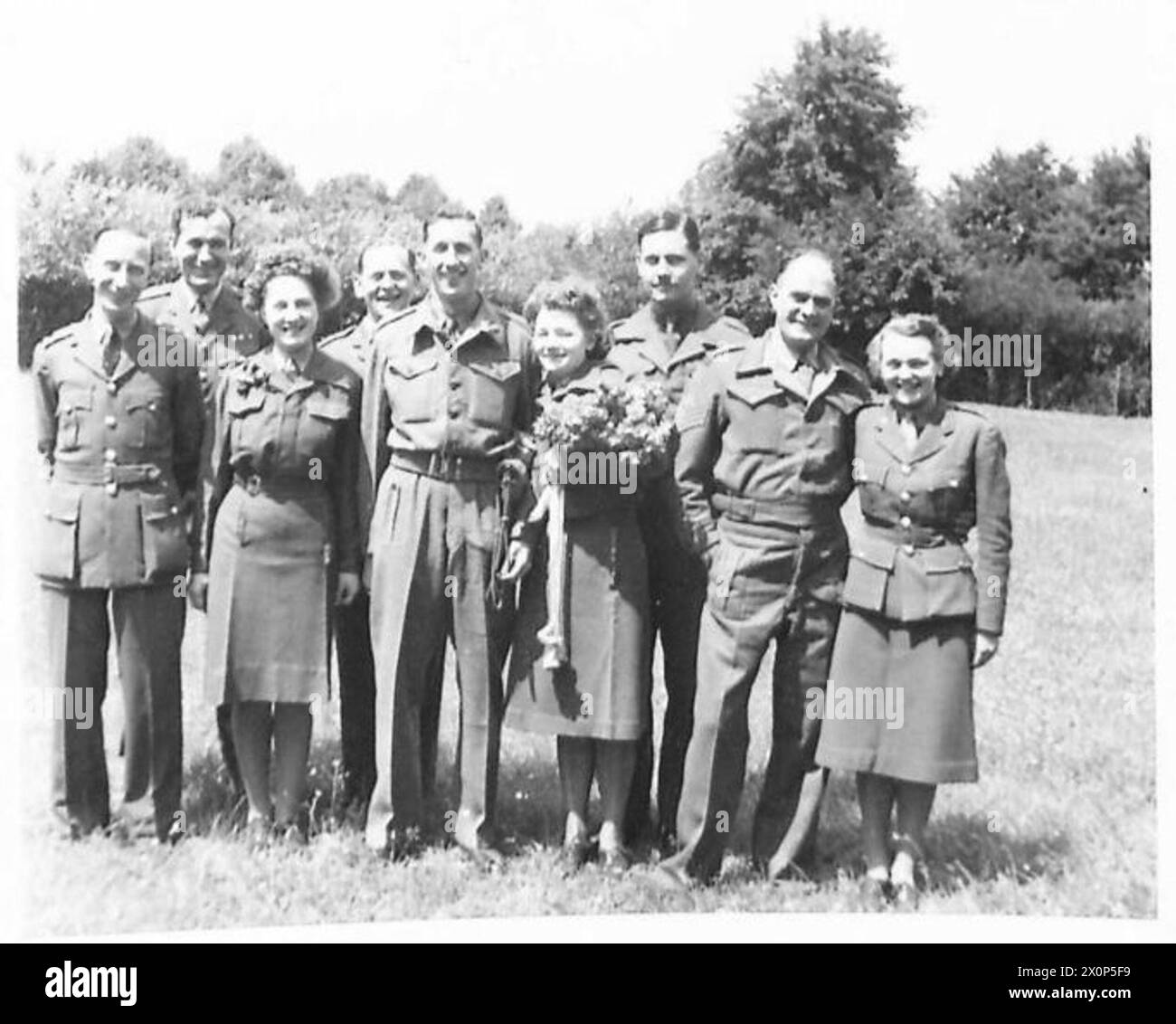 MILITÄRHOCHZEIT IN DEUTSCHLAND - von links nach rechts - Major R.J.R. Trefusis [spät 3. Mrd. Scots Guards und jetzt von 318/9 MIL.Gov.DET. O.C. des Bräutigams]. Der Pfarrer Bryan, Major P.H. Newman vom 6 br.Gen.Hospital. Erste Reihe - Leutnant E. Hall RAMC von St. Andrews, Stockton Road, Easington, Co. Durham, der die Braut weggab, A.T.S. Ann Denkent die Brautjungfer der Old School, Dunmore, Falkirk, Stirlingshire der Bräutigam der Braut Sergeant Jim Watmore [der beste Mann] von R.A. von 318/9 MIL.Gov.Det. Der kommt aus Park View, Pyotts Hill, Old Basing, Basingstoke, Hände, und Subaltern M. Owen von der A.T.S. Pho Stockfoto