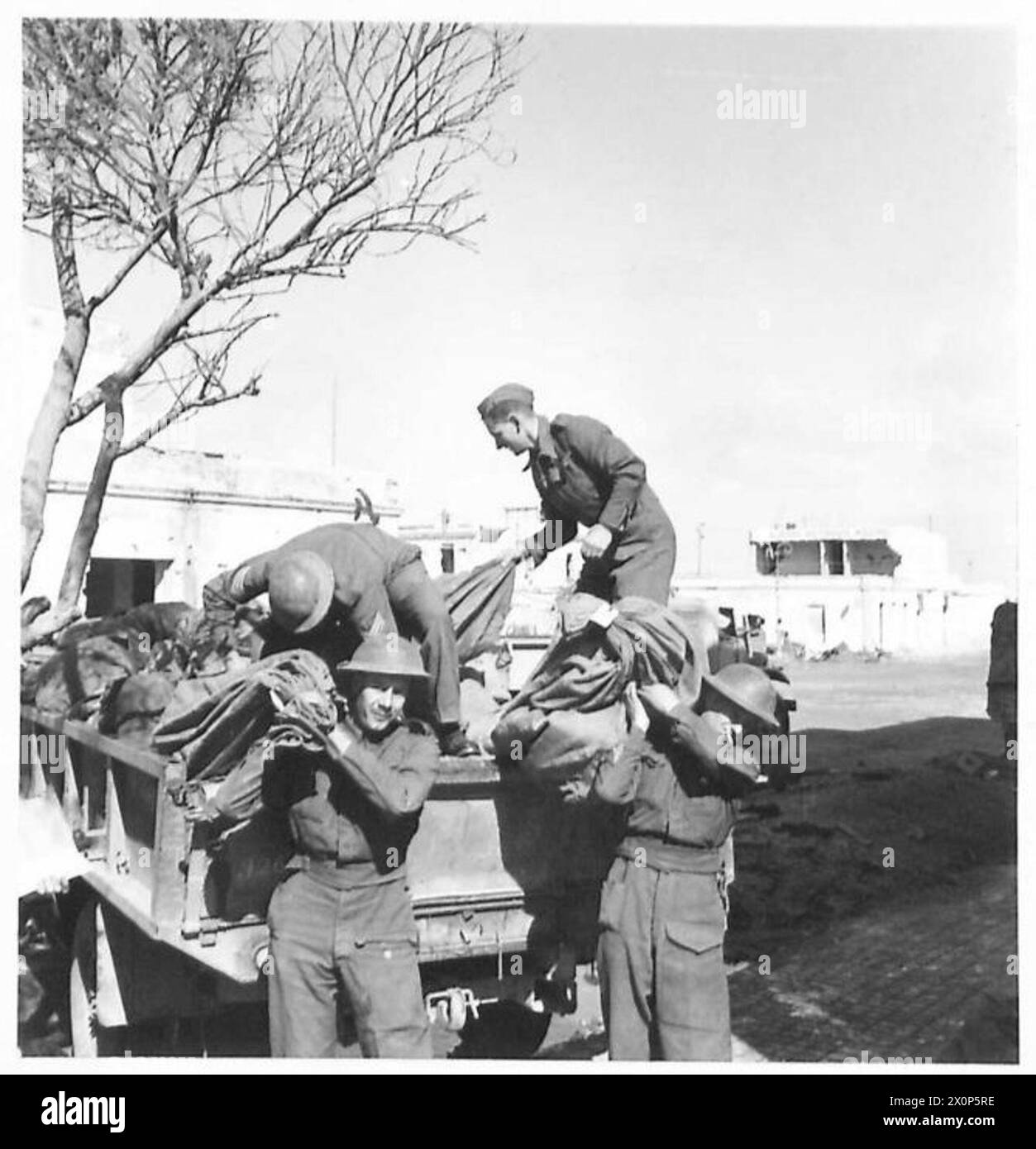 Postsäcke werden bei der Tobruk Post zum Sortieren entladen, da die Post in größeren Mengen als während der Belagerung ankommt. Fotografisches negativ dokumentiert die Szene. Stockfoto