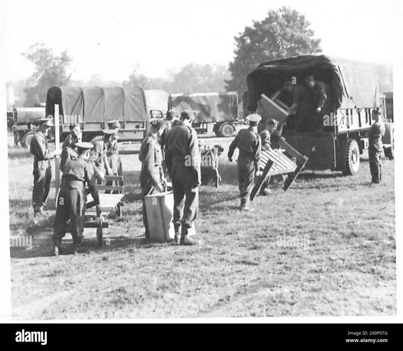 37TH MOBILE BACKWARENFAHRT (TIDWORTH) – Verladen von Lastwagen. Fotografisches negativ, britische Armee Stockfoto