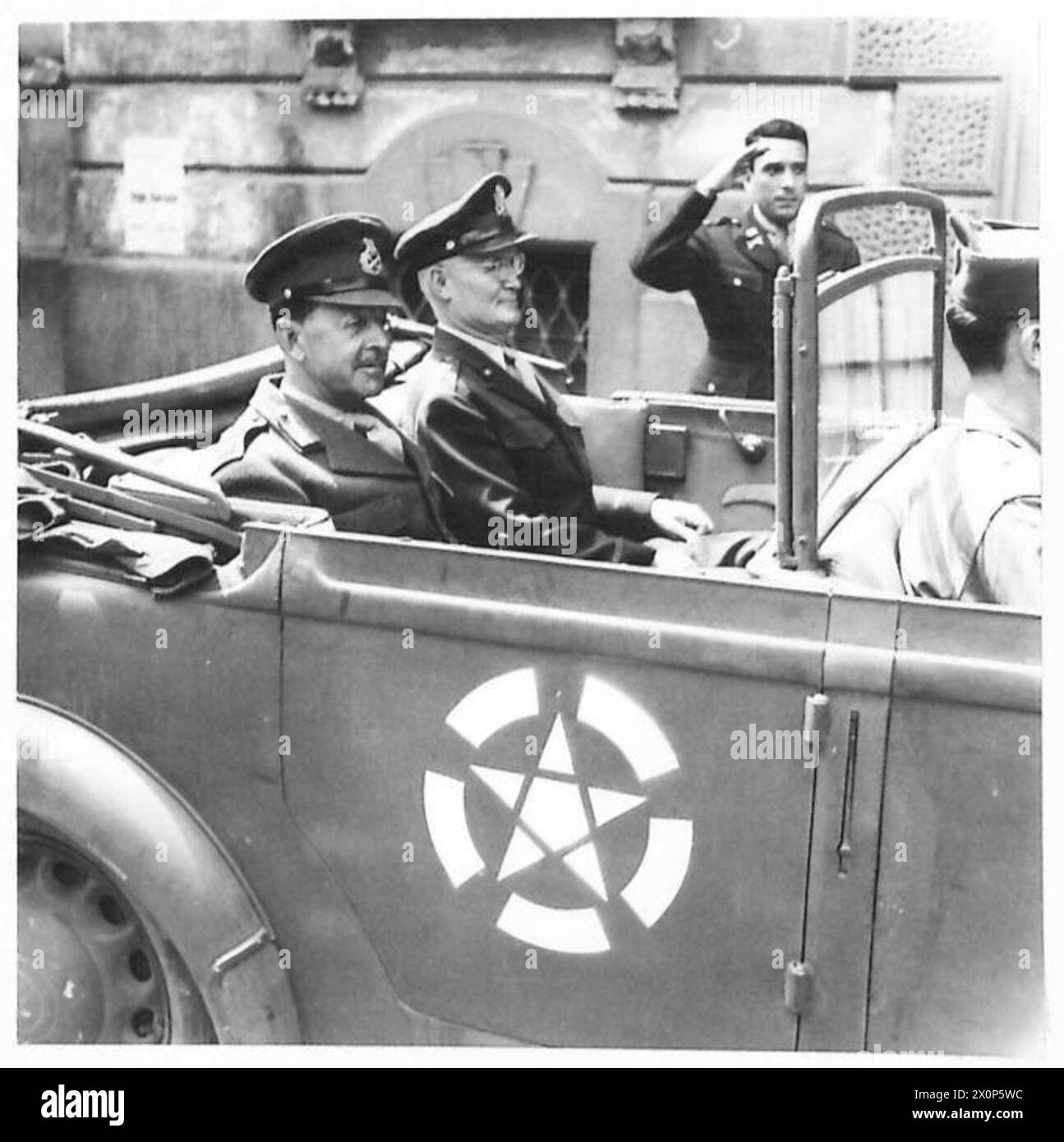 Feldmarschall Alexander und General Crittenberg verlassen das Continental Hotel in Mailand nach einer informellen Pressekonferenz mit dem Auto. Fotografisches negativ. Stockfoto