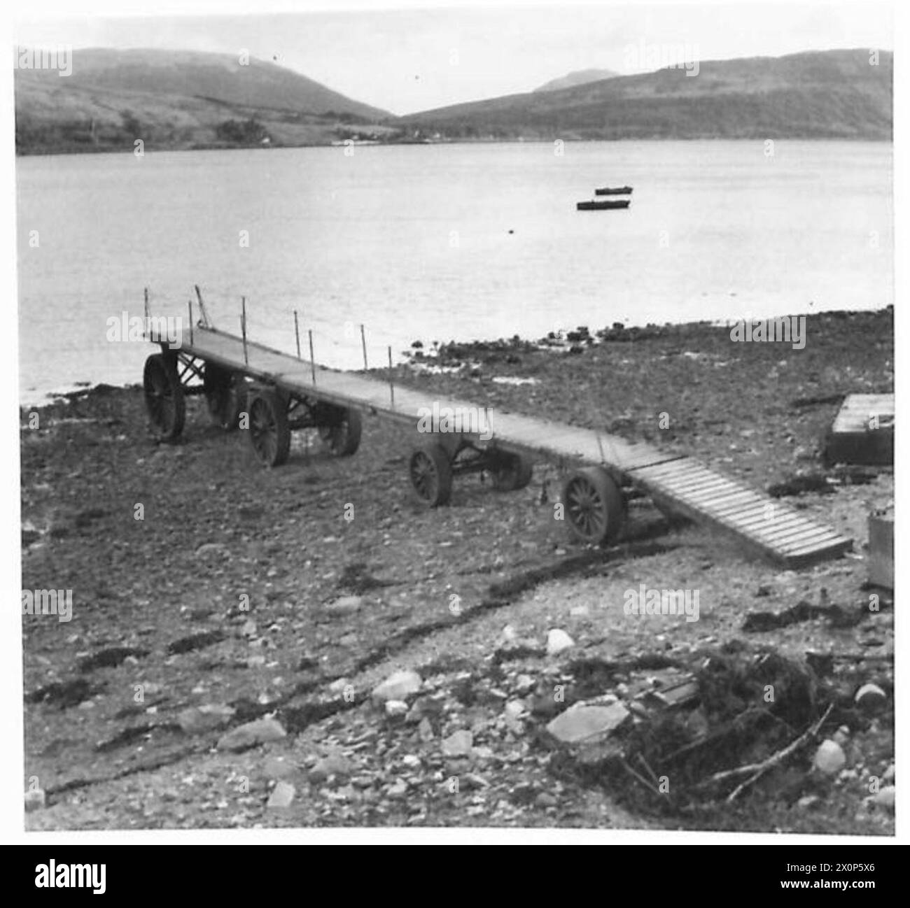 Auf diesen Fotos der militärischen Ausrüstung ist ein 60 Fuß langer Pier mit Rädern dokumentiert. Stockfoto