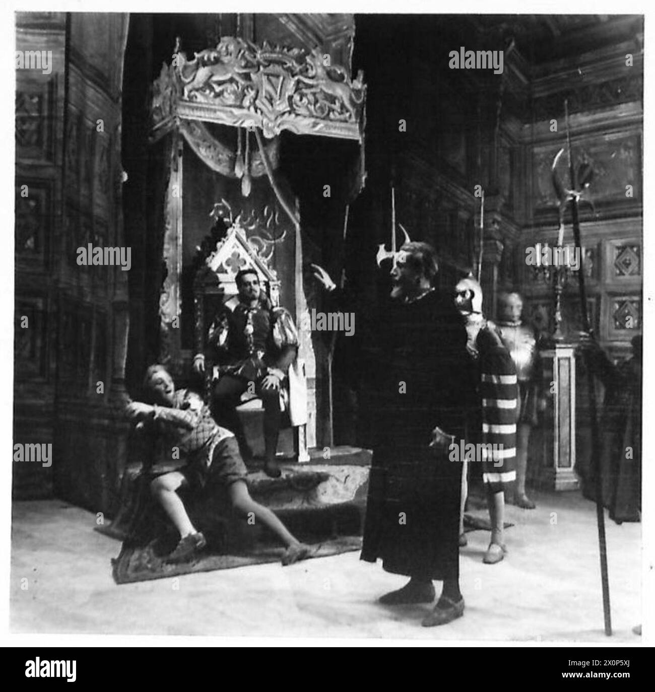 Lieut. General Keightley war bei einem Vorfall im ersten Akt einer Oper anwesend. Fotografisches negativ von der britischen Armee. Stockfoto