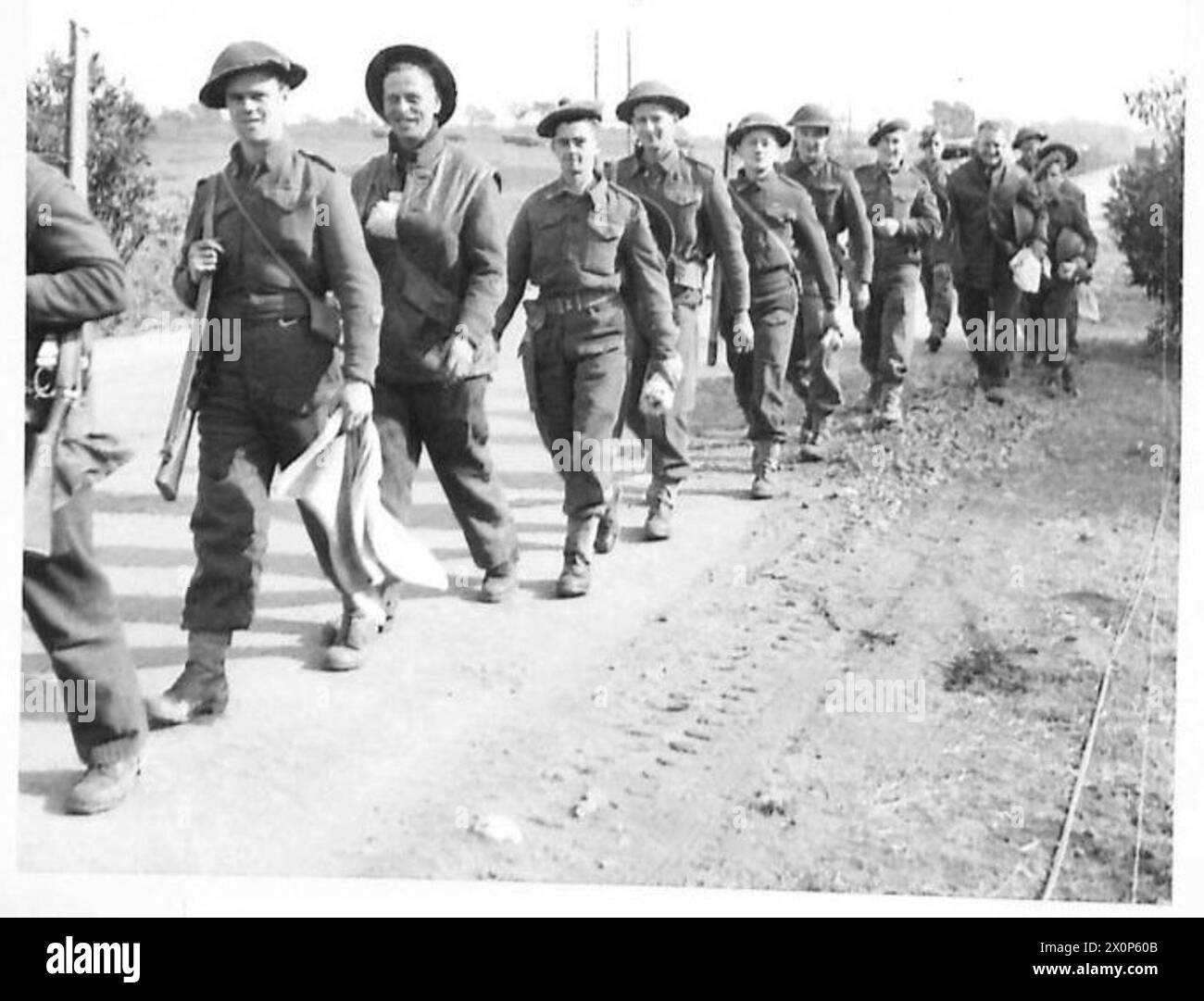 Foto, das Soldaten der Fünften Armee der Londoner Schotten bei einer Badparade in Anzio zeigt, mit Gewehren und Handtüchern. Stockfoto