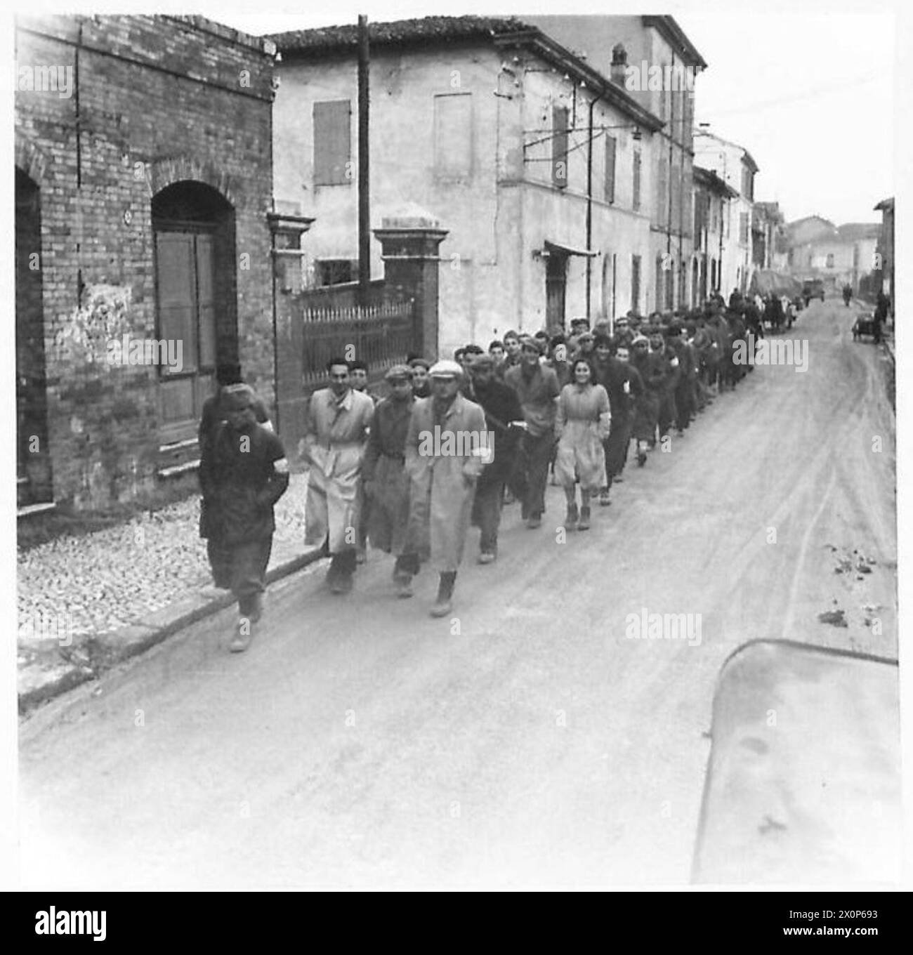 Nach der Besetzung von Ravenna marschierte eine große Gruppe von Partisanen drei in militärischer Formation. Fotografisches negativ dokumentiert Bewegungen und Präsenz lokaler Kräfte. Stockfoto
