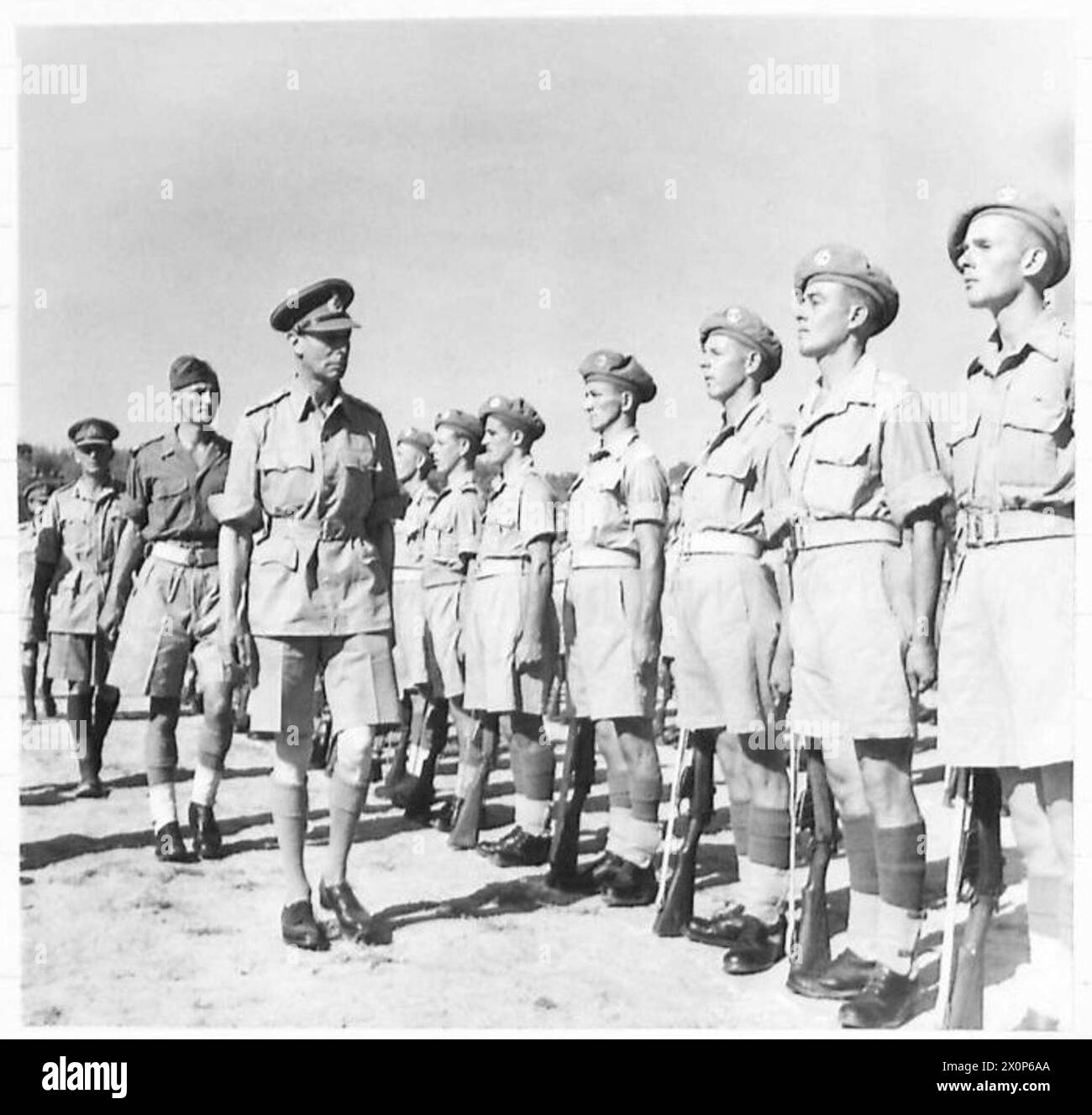 Seine Majestät der König überreicht Captain Wakford und Fusilier Jefferson das Victoria Cross, während sie die Hampshire Guard of Honour 2/4 während einer Achten Army-Tour besichtigen. Stockfoto