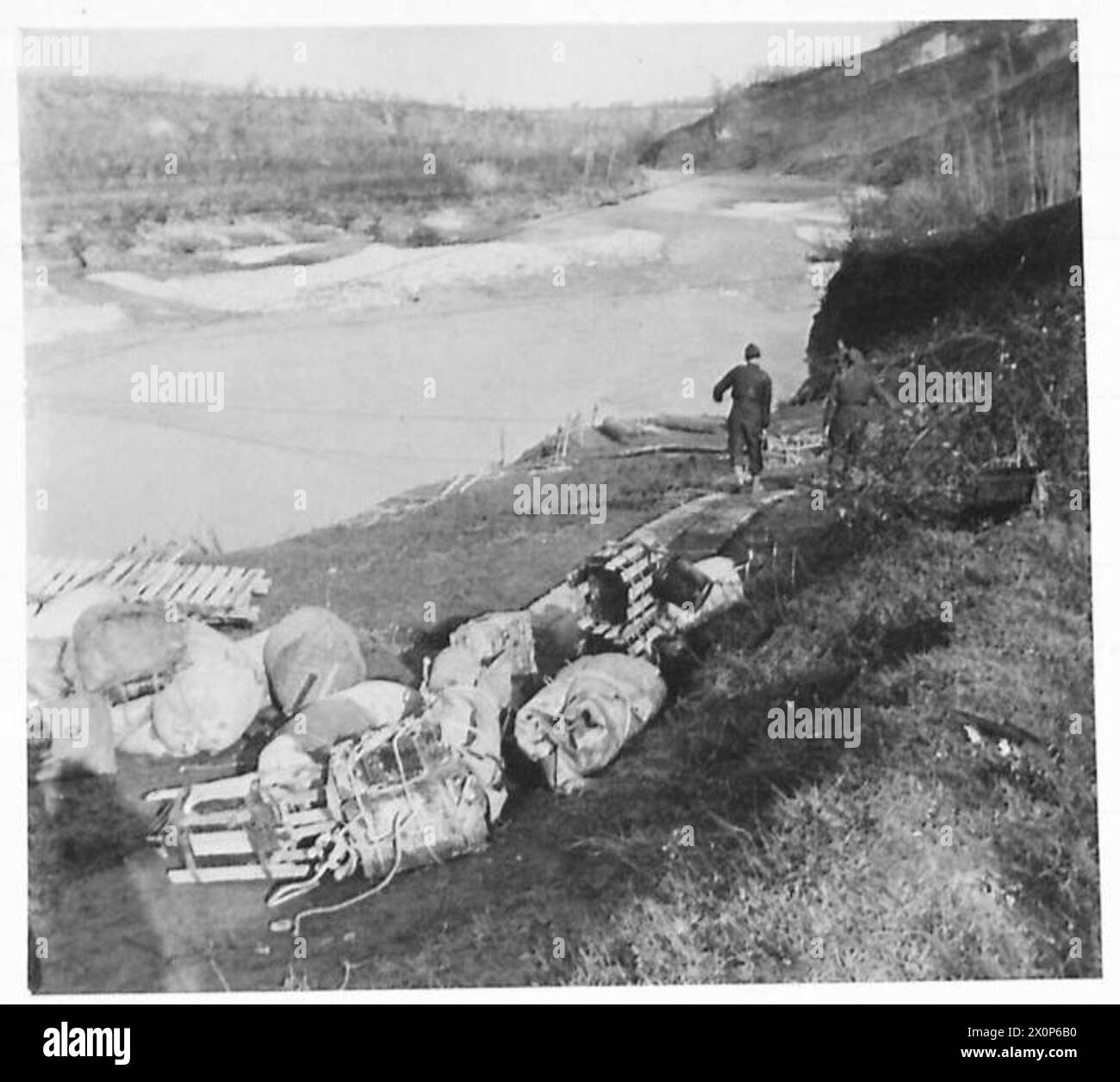 Die Vorräte werden auf der Ferne von der Achten Armee entladen. Stockfoto