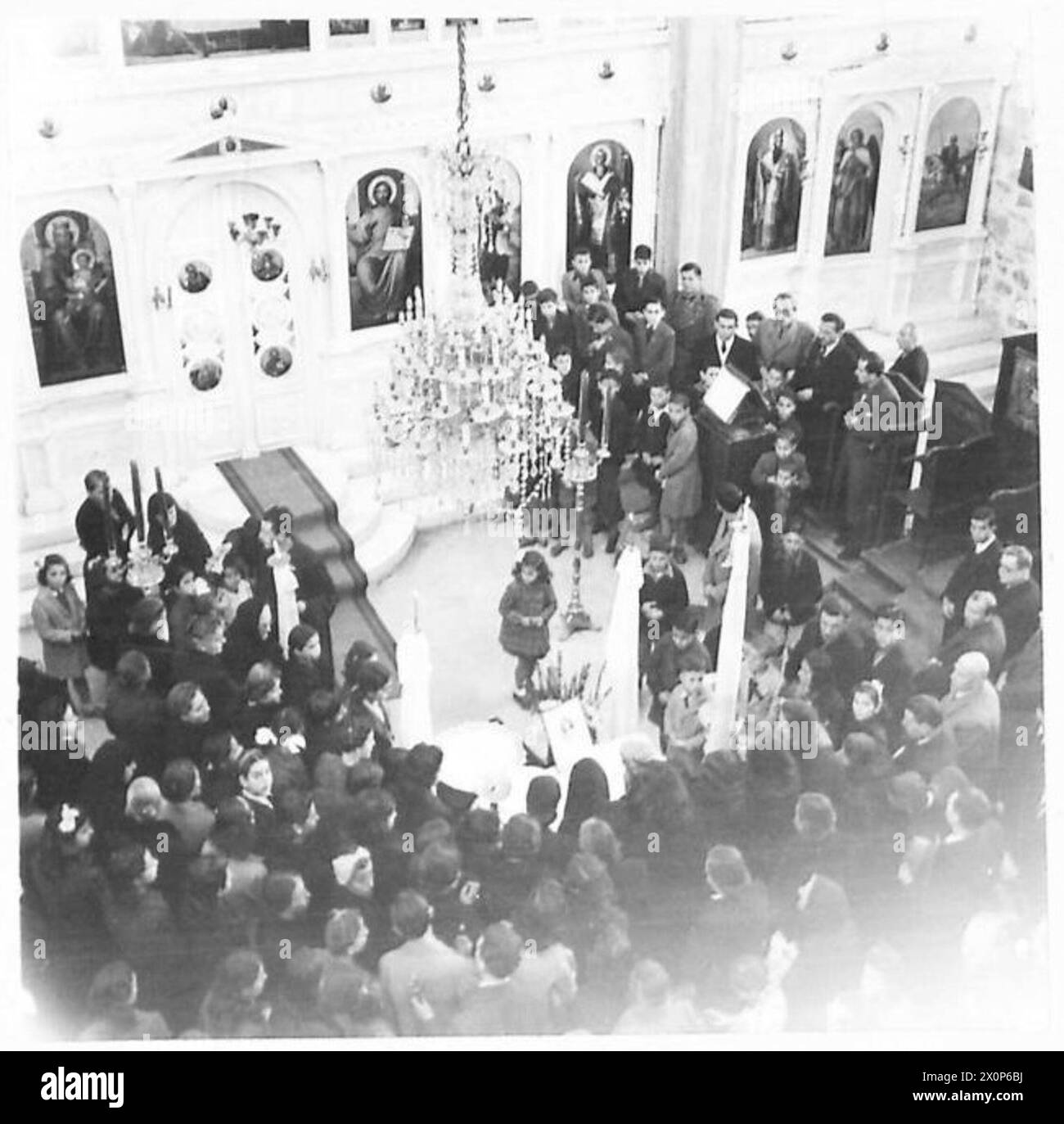 Das Innere einer griechisch-orthodoxen Kirche in Athen zeigt die wiederaufgenommene religiöse Aktivität nach Kriegsaufbrüchen. Stockfoto Das Innere einer griechisch-orthodoxen Kirche in Athen zeigt die wiederaufgenommene religiöse Aktivität nach Kriegsaufbrüchen. Stockfoto