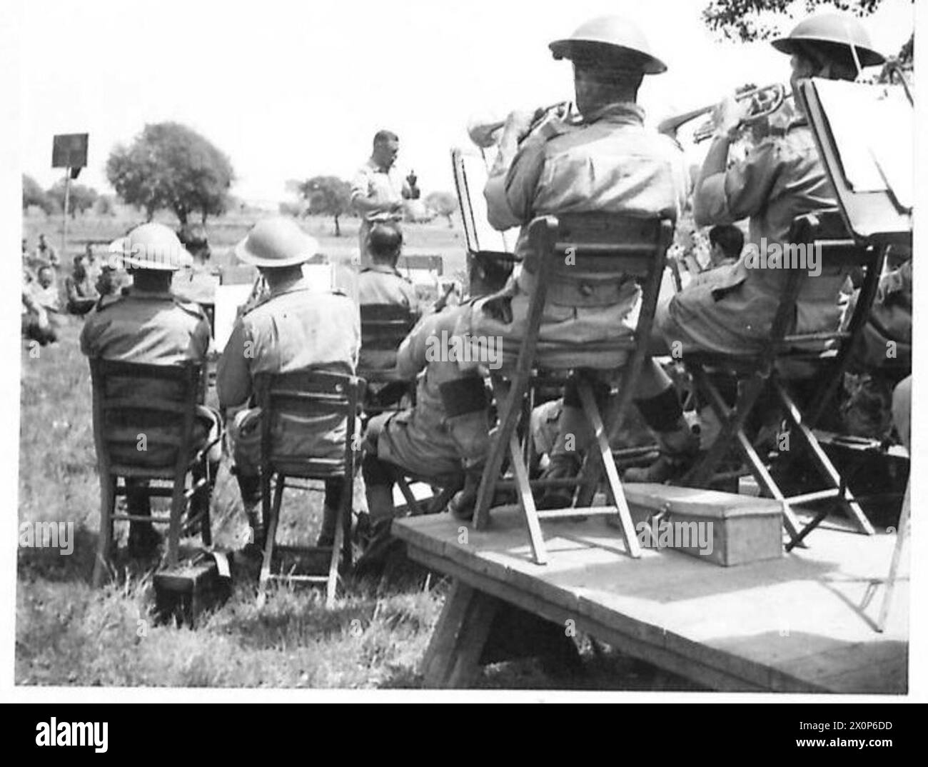 FÜNFTE ARMEE : SÜDAFRIKANER AUF DEM ANZIO BRÜCKENKOPF - Eine südafrikanische Band, die nach einer Rekrutierungstour in der Union im Jahre 30.000 zum Anzio Brückenkopf gekommen ist, um die britischen Truppen zu unterhalten. Sie sind die ersten Südafrikaner auf dem Brückenkopf, obwohl andere in Italien kämpfen. Geführt von Lieut. E.J.Kealey aus Kapstadt wurde sehr gut empfangen. Man sieht sie vor britischen Truppen spielen, gerade außerhalb der Schlange, unter den Bäumen in einer sonnendurchfluteten Lichtschicht. Fotografisches negativ, britische Armee Stockfoto