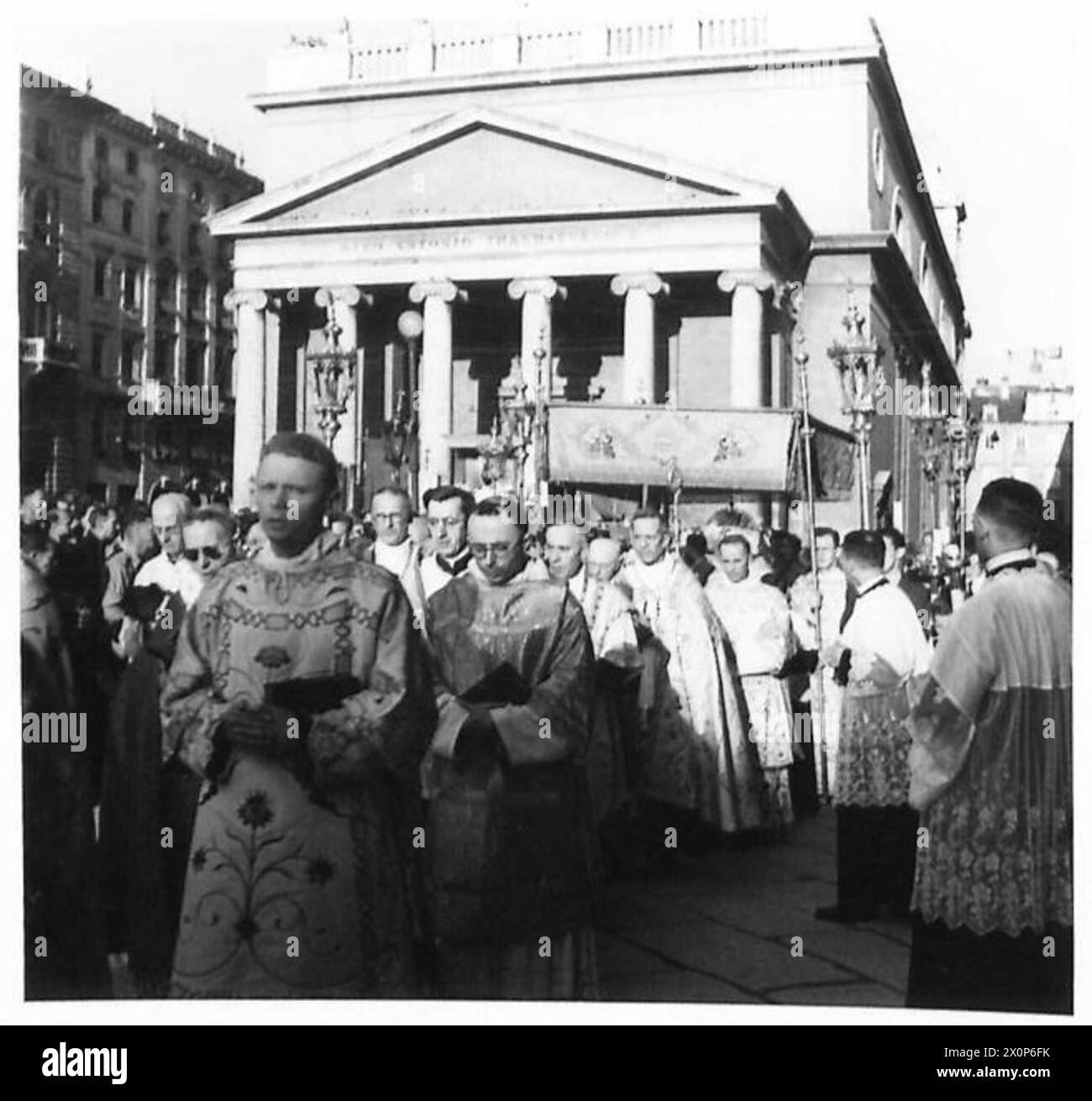 In Triest zieht eine von Bischöfen geleitete Fronleichnamsprozession von der Kirche Santa Antonio Nuova entlang der Piazza Umberto Prima. Stockfoto