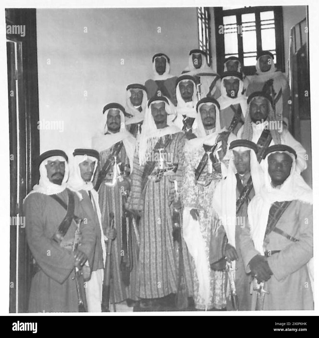 Der Chef des kaiserlichen Generalstabs besucht den arabischen Monarchen, begleitet von Mitgliedern der Leibwache des Königs. Stockfoto