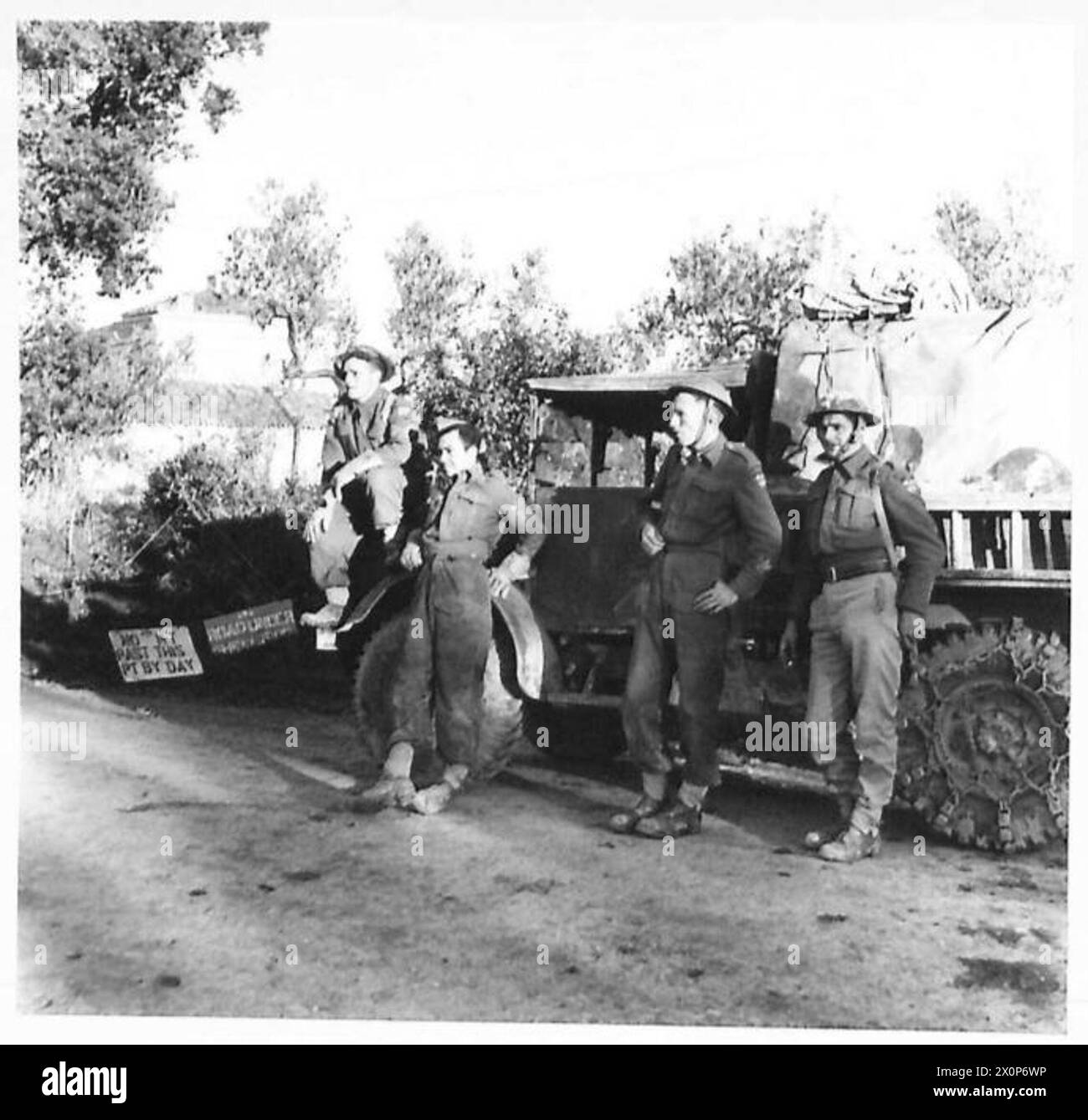 Neufundland-Schützen der Achten Armee in Italien ruhen sich aus, bevor sie den Fluss Sangro unter Schussfeuer überqueren, um eine Linie für den vorderen Beobachtungsposten zu legen. Fotografisches negativ, britische Armee. Stockfoto