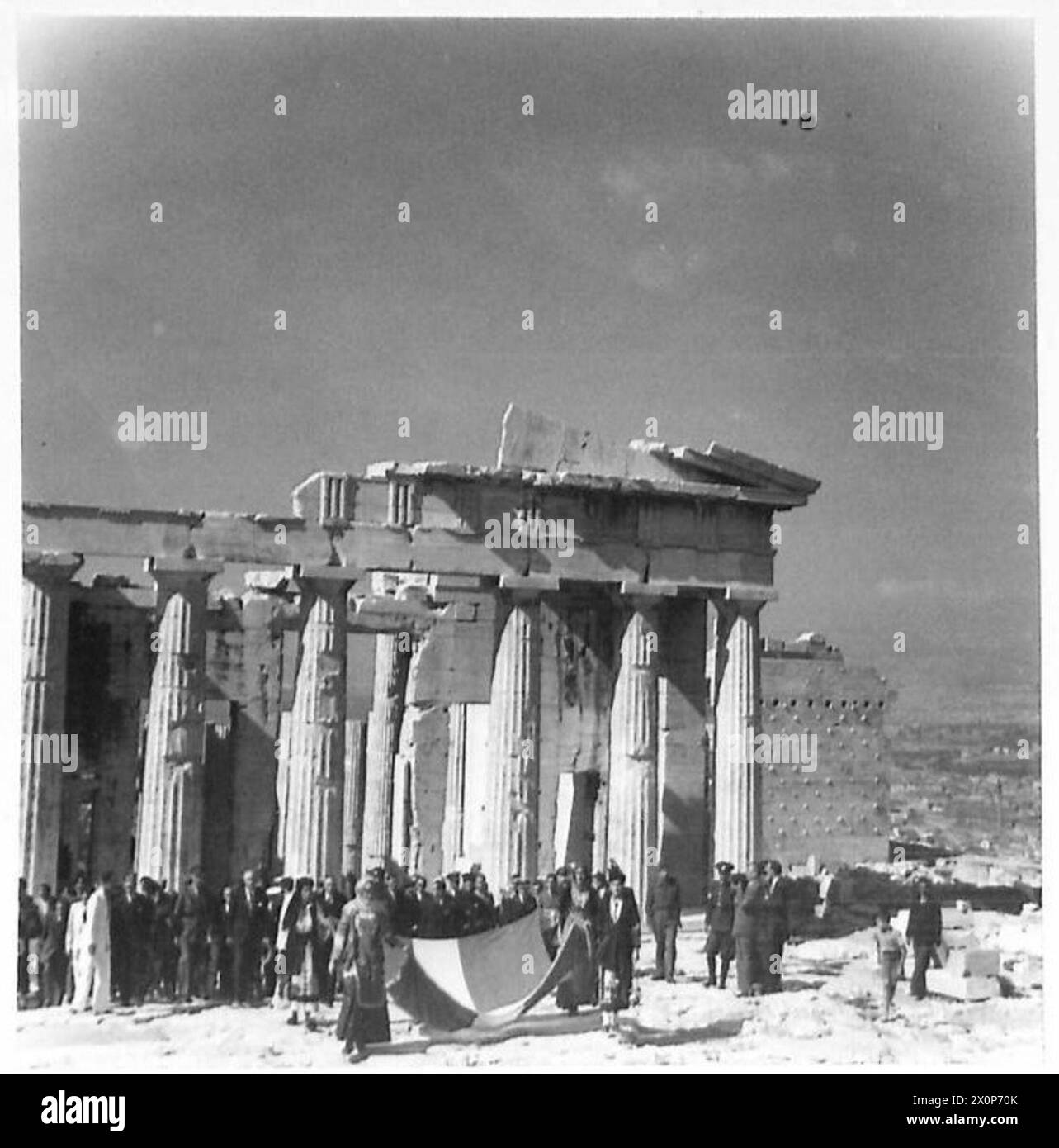 Der griechische Premierminister und die Partei, angeführt von Flaggenträgern, gehen zum Parthenon, während die neue Regierung Griechenland einreist. Stockfoto