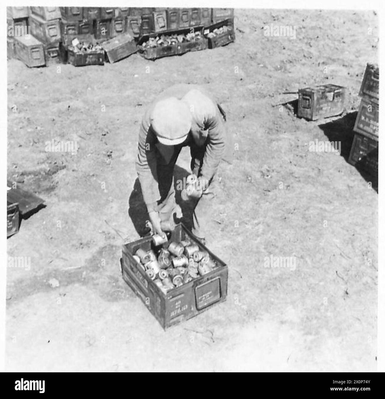 8. ARMEE: PSYCHOLOGISCHE KRIEGSFÜHRUNG - ein Italiener packt die entnommene Rauchkannister bereit zur Bergung. Fotografisches negativ, britische Armee Stockfoto